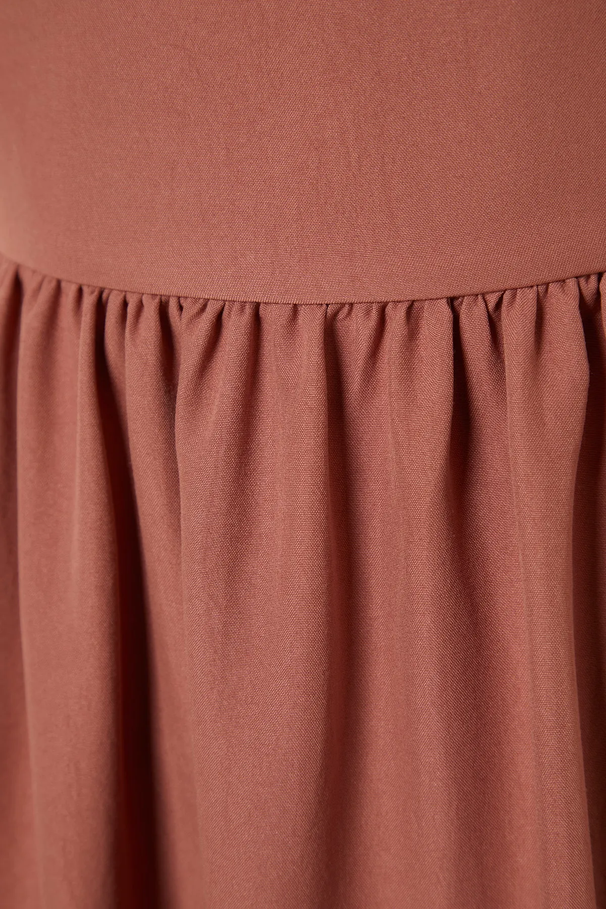 Trendyol Collection  Getrockneter Rosenrock, Volant-Rückenband, detailliertes Träger-Minikleid aus Webstoff TWOSS23EL00027