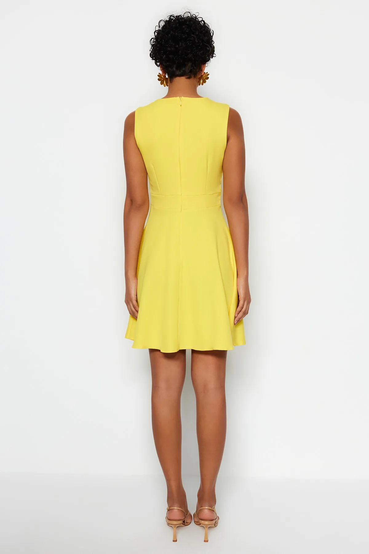 Trendyol Collection  Gelbes Mini-Webkleid mit V-Ausschnitt und Taillenöffnung TWOSS19BB0210