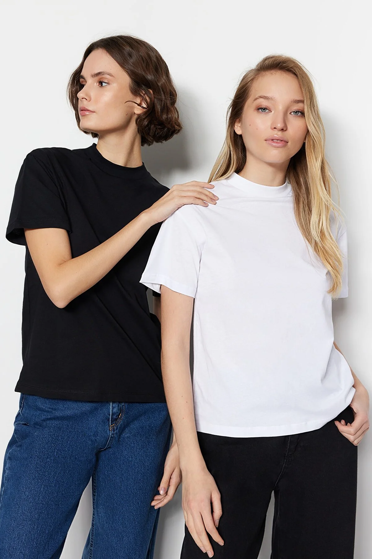 Trendyol Collection  Weiß-Schwarzes 2er-Pack Basic-Strick-T-Shirts mit Stehkragen aus 100 % Baumwolle TWOSS20TS1500
