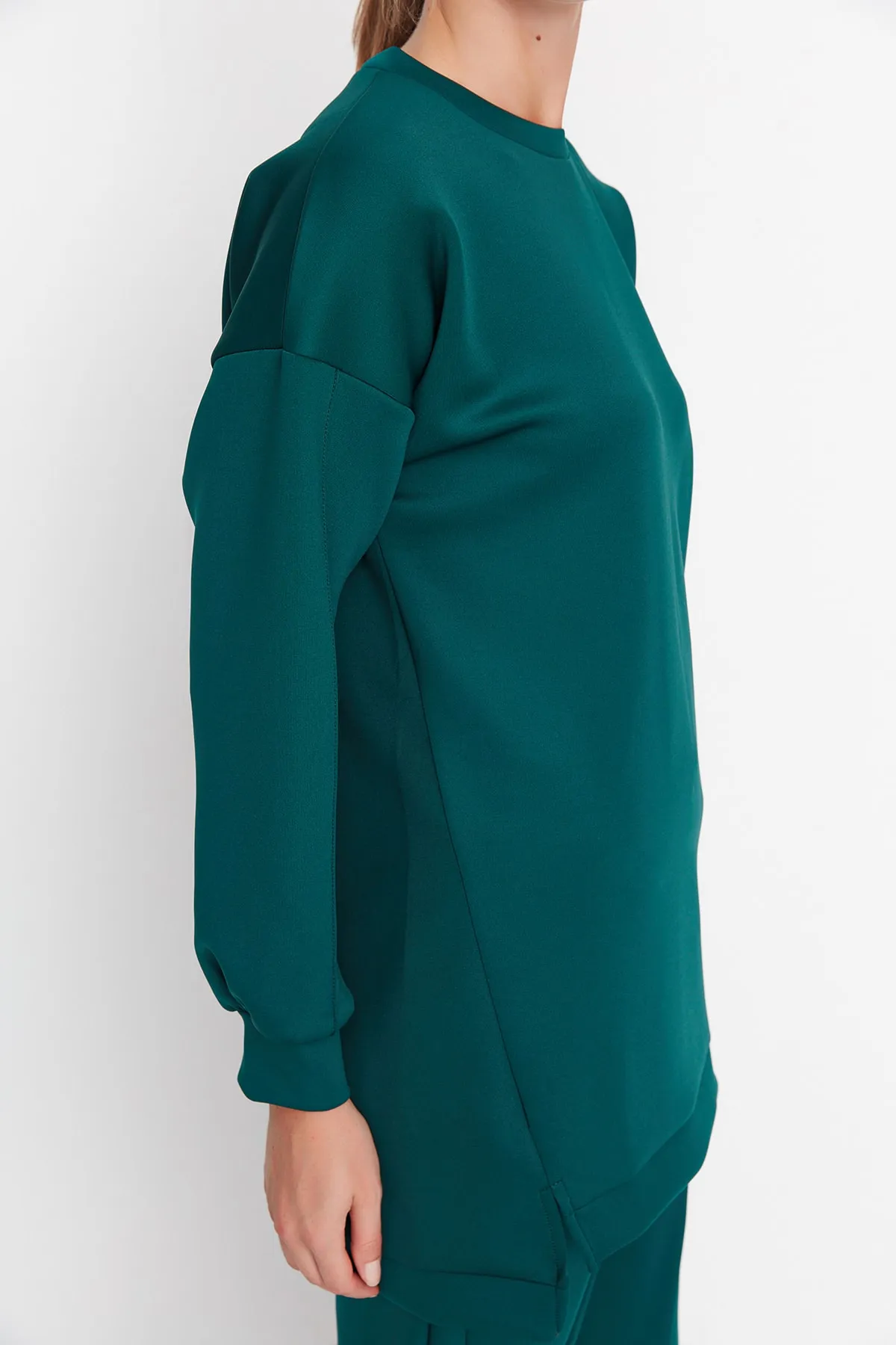 Trendyol Modest  Grünes Scuba-Tunika-Hose-Set aus Oberteil und Unterteil mit Schlitzdetail TCTAW23US00201
