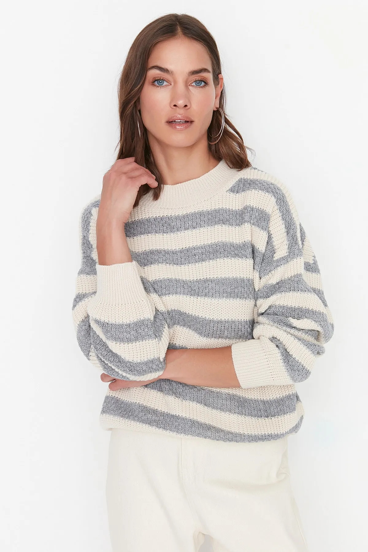 Trendyol Collection  Ecrufarbener Strickpullover mit weiter Passform TWOAW23KZ00516