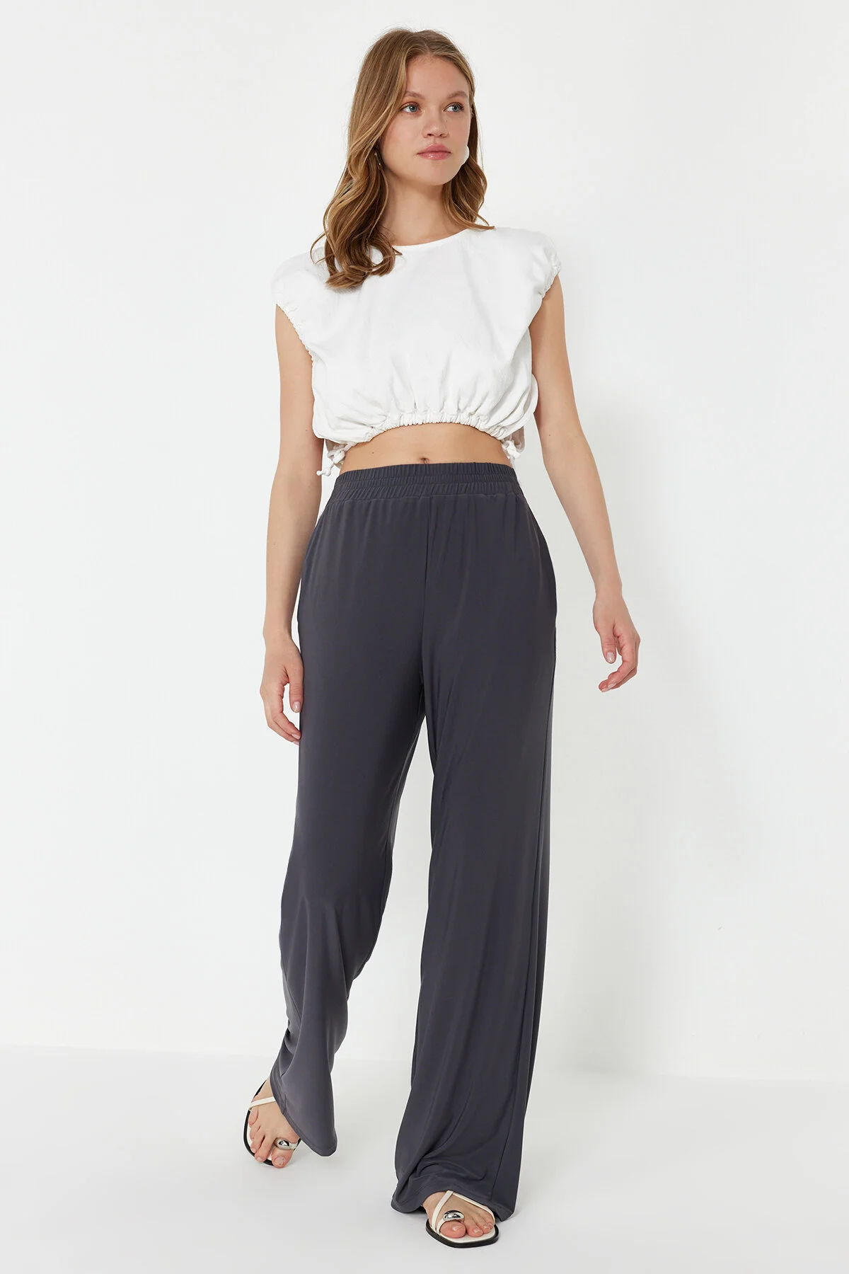 Trendyol Collection  Anthrazitfarbene Hose mit weitem Bein und bequemem Schnitt und hoher Taille, dehnbar, TWOSS23PL00129
