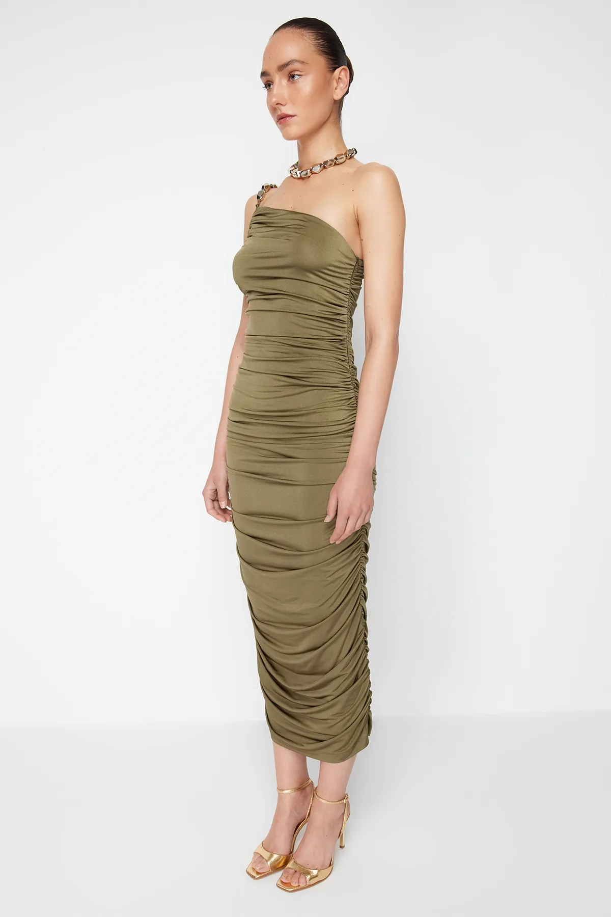 Trendyol Collection  Zeynep Tosun Design - Khakifarbenes gestricktes Abendkleid mit Accessoire-Detail TCLSS24EL00002