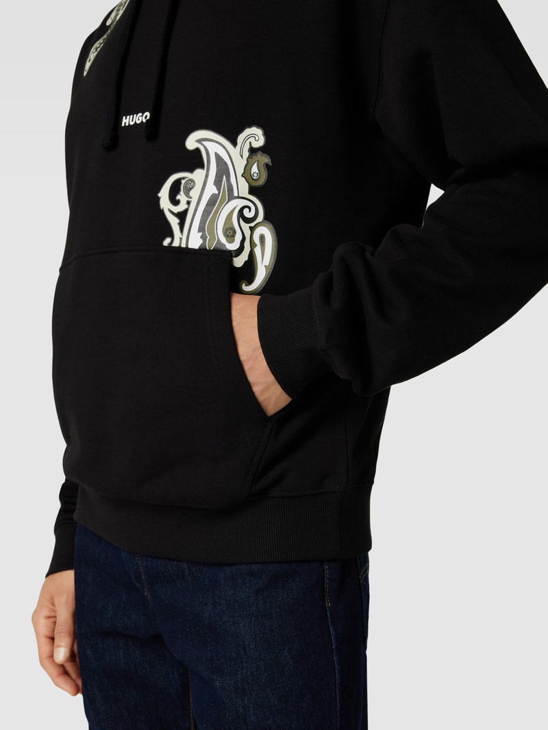 Hoodie mit Motiv-Print Modell 'Dolias' in schwarz