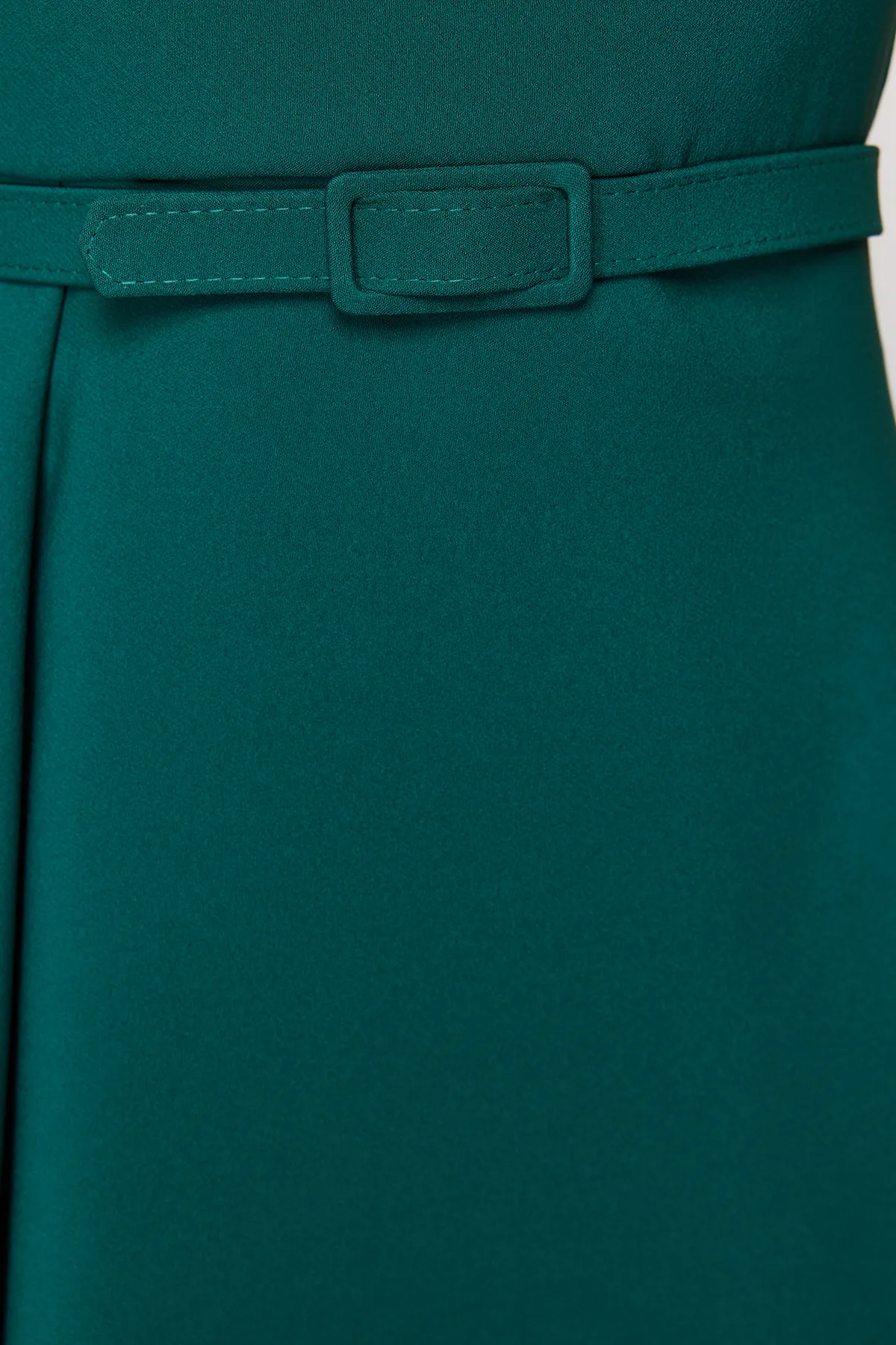 Trendyol Collection  Smaragdgrünes, langes, elegantes Abendkleid aus Webstoff mit Volantdetail und Gürtel TPRSS24AE00146