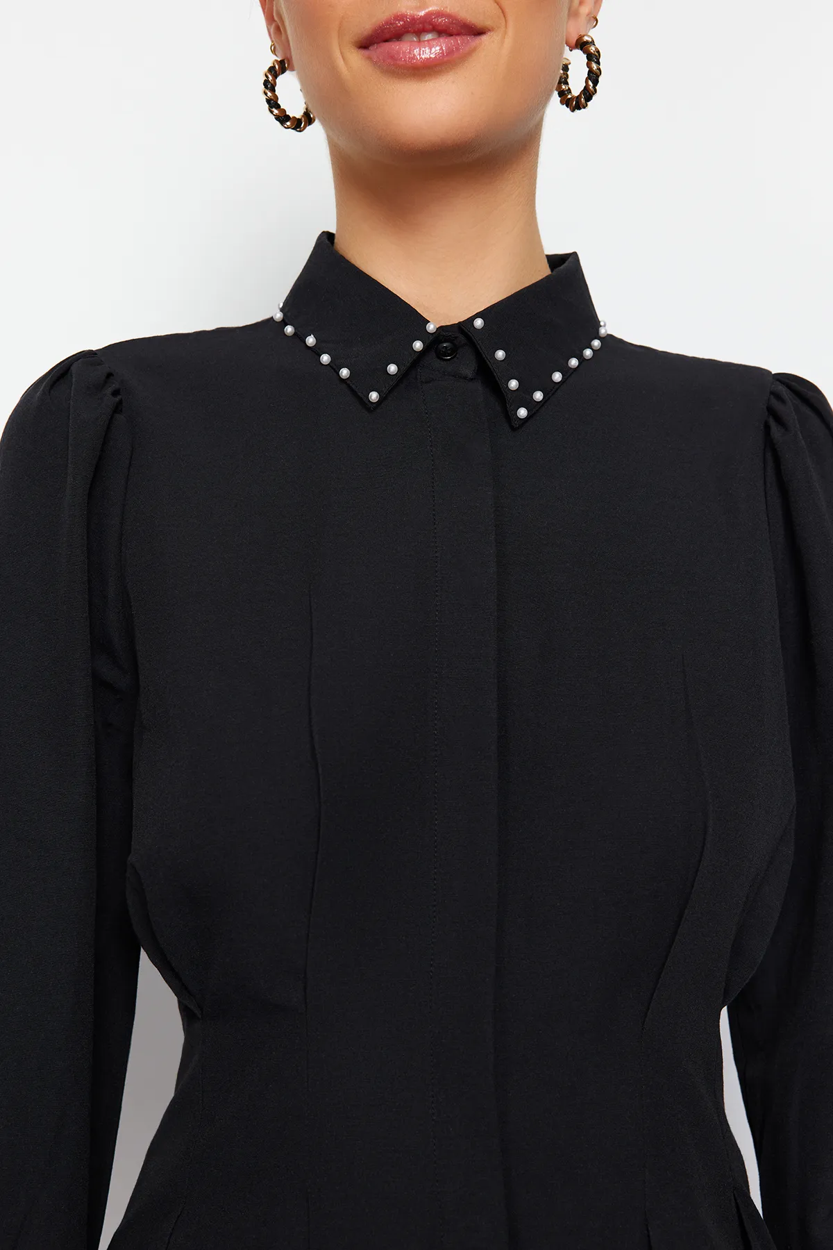 Trendyol Modest  Schwarzes, taillenbesetztes, gewebtes Hemd mit Perlendetails TCTAW24TG00027