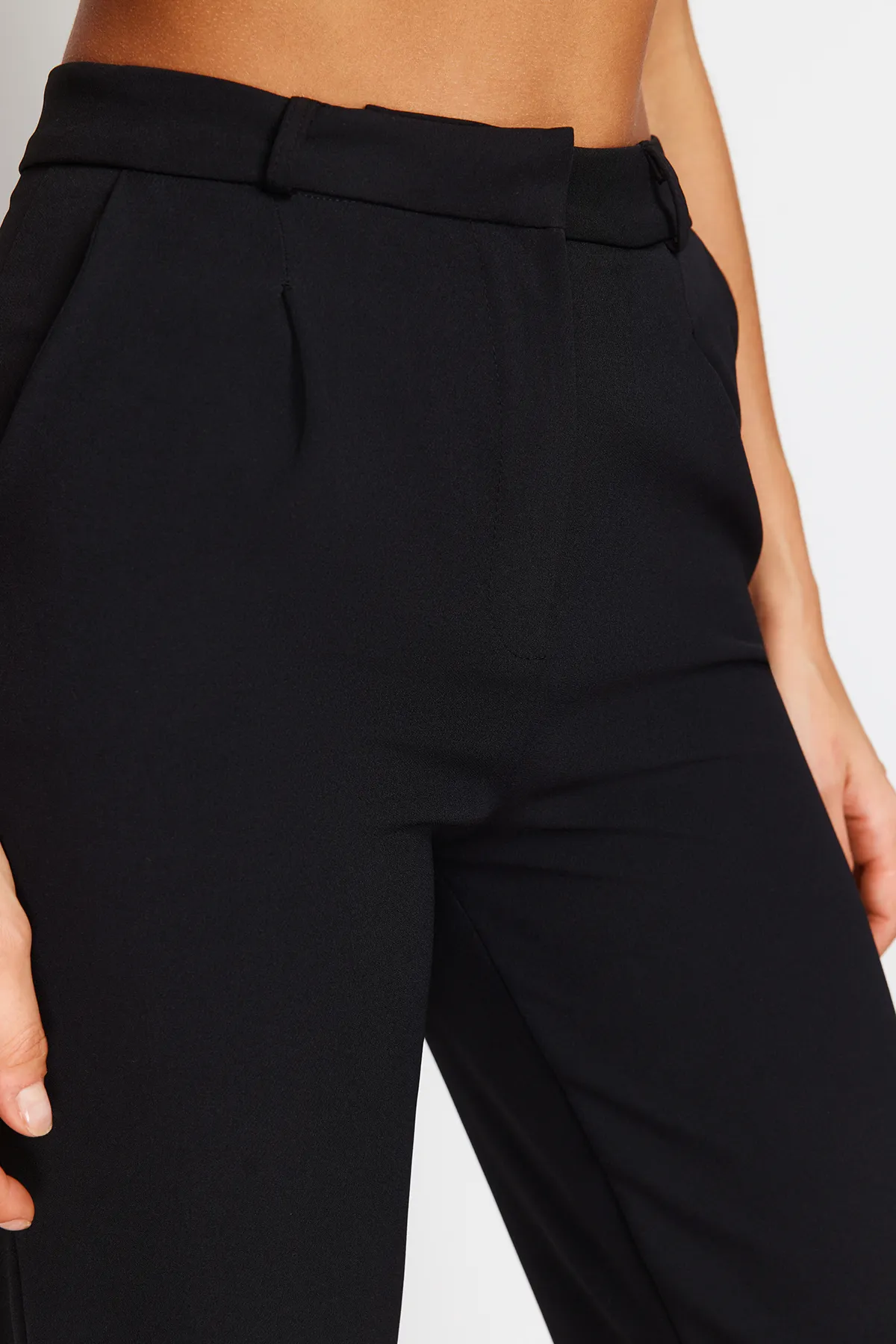 Trendyol Collection  Schwarze plissierte Webhose mit weitem Bein TWOSS21PL0155