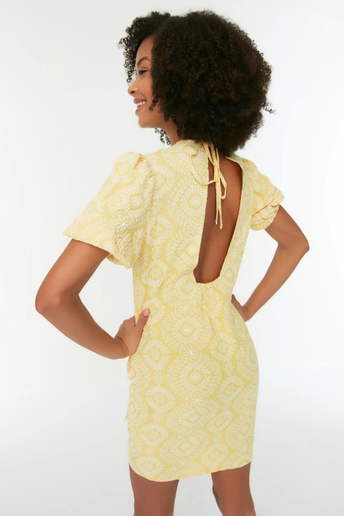 Trendyol Collection  Gelbes, besticktes, rückenfreies, gewebtes Kleid TWOSS22EL0917