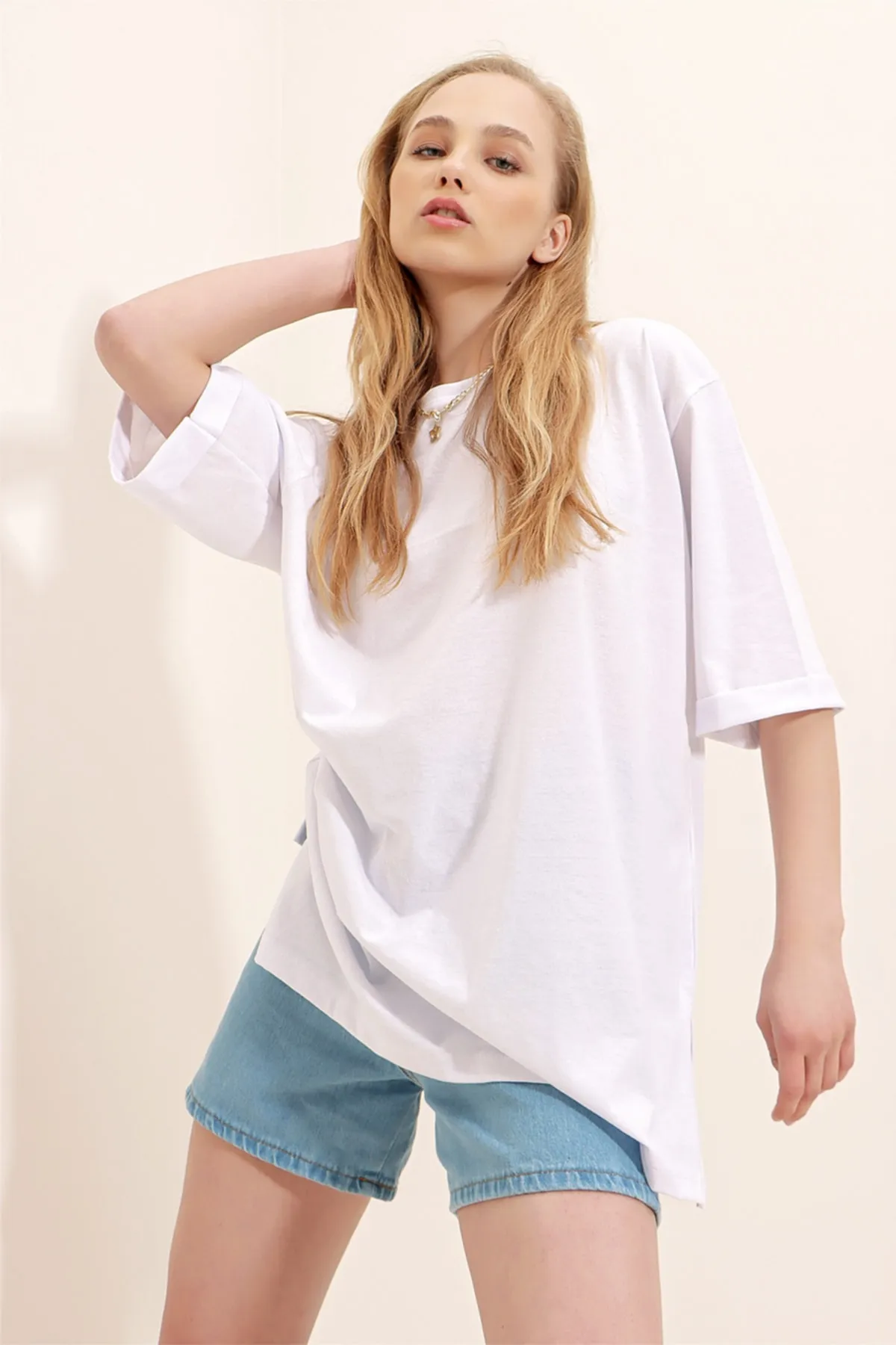 Trend Alaçatı Stili  Weißes Damen-Basic-T-Shirt aus Baumwolle mit Rundhalsausschnitt und zwei Ärmeln in Übergröße ALC-X8088