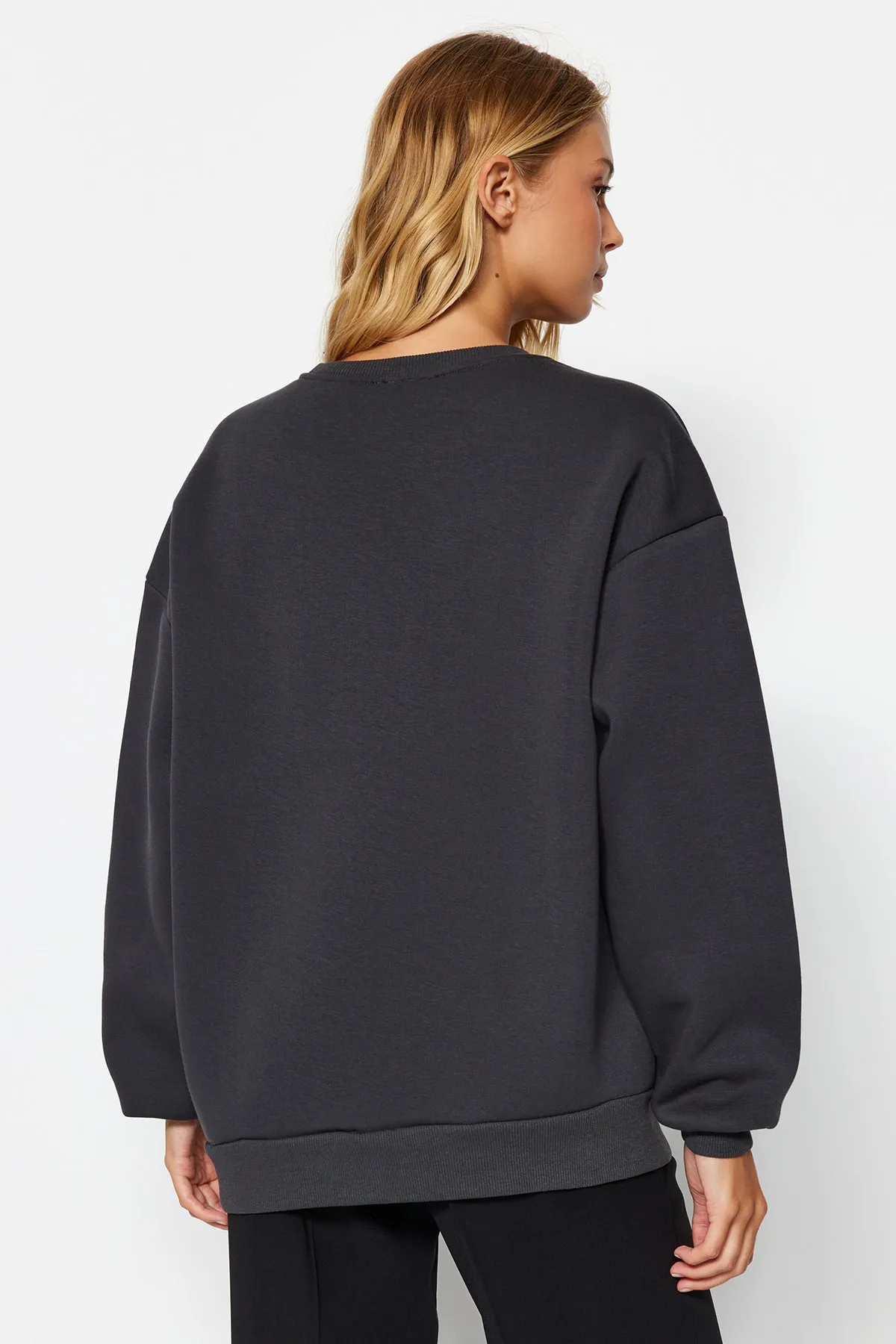 Trendyol Collection  Anthrazit Oversize/Bequemer Schnitt Basic Rundhals Dick/Innen Fleece Strick Sweatshirt TWOAW24SW00102