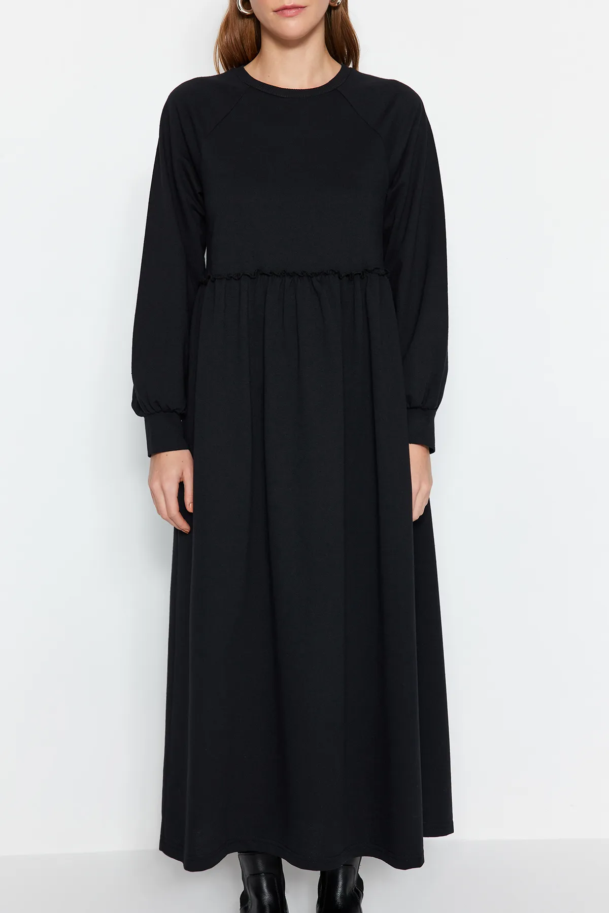 Trendyol Modest  Schwarzes Strickkleid mit Cut-Out-Taille TCTSS23EB00307