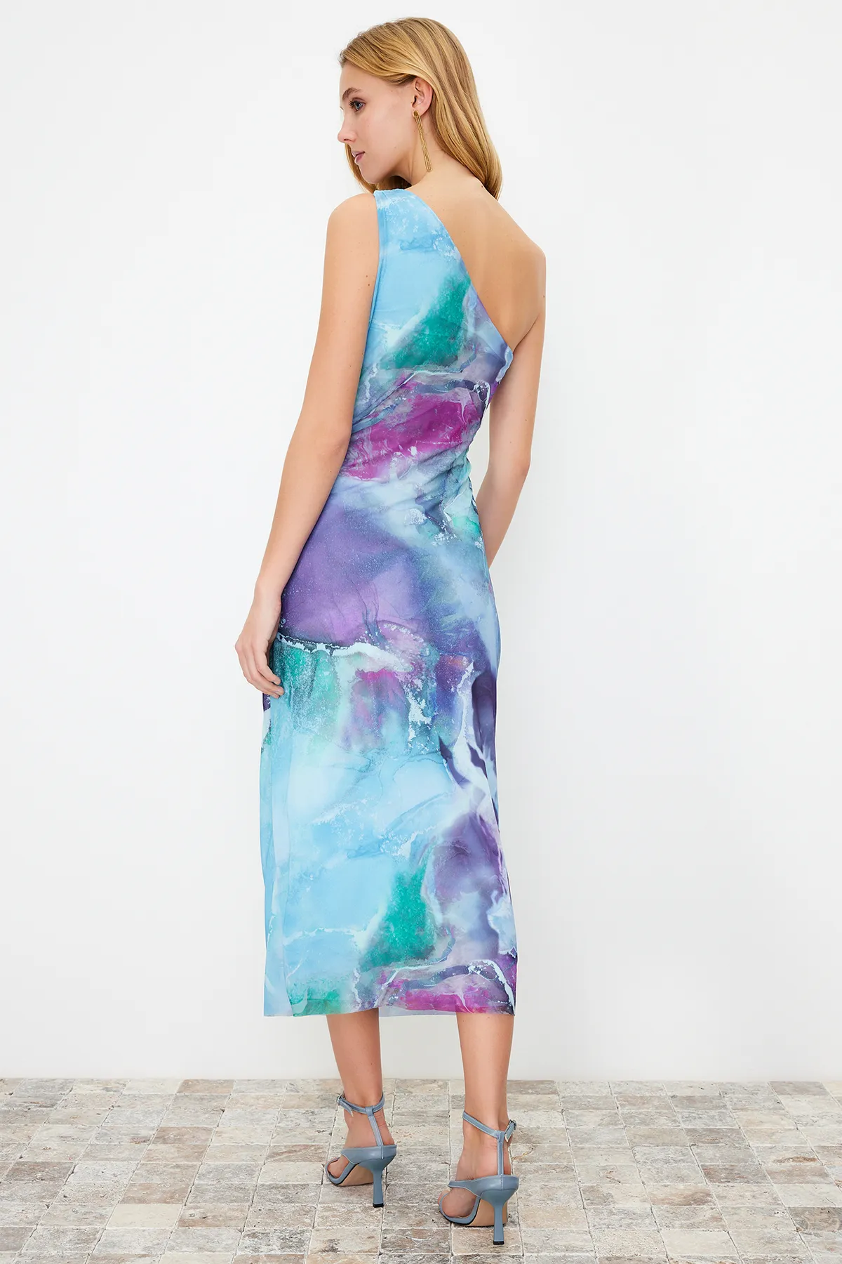 Trendyol Collection  Mehrfarbiges, einärmeliges, figurbetontes Midi-Bleistiftkleid aus flexiblem Strick und Tüll mit Accessoire-Details TWOSS24EL00174