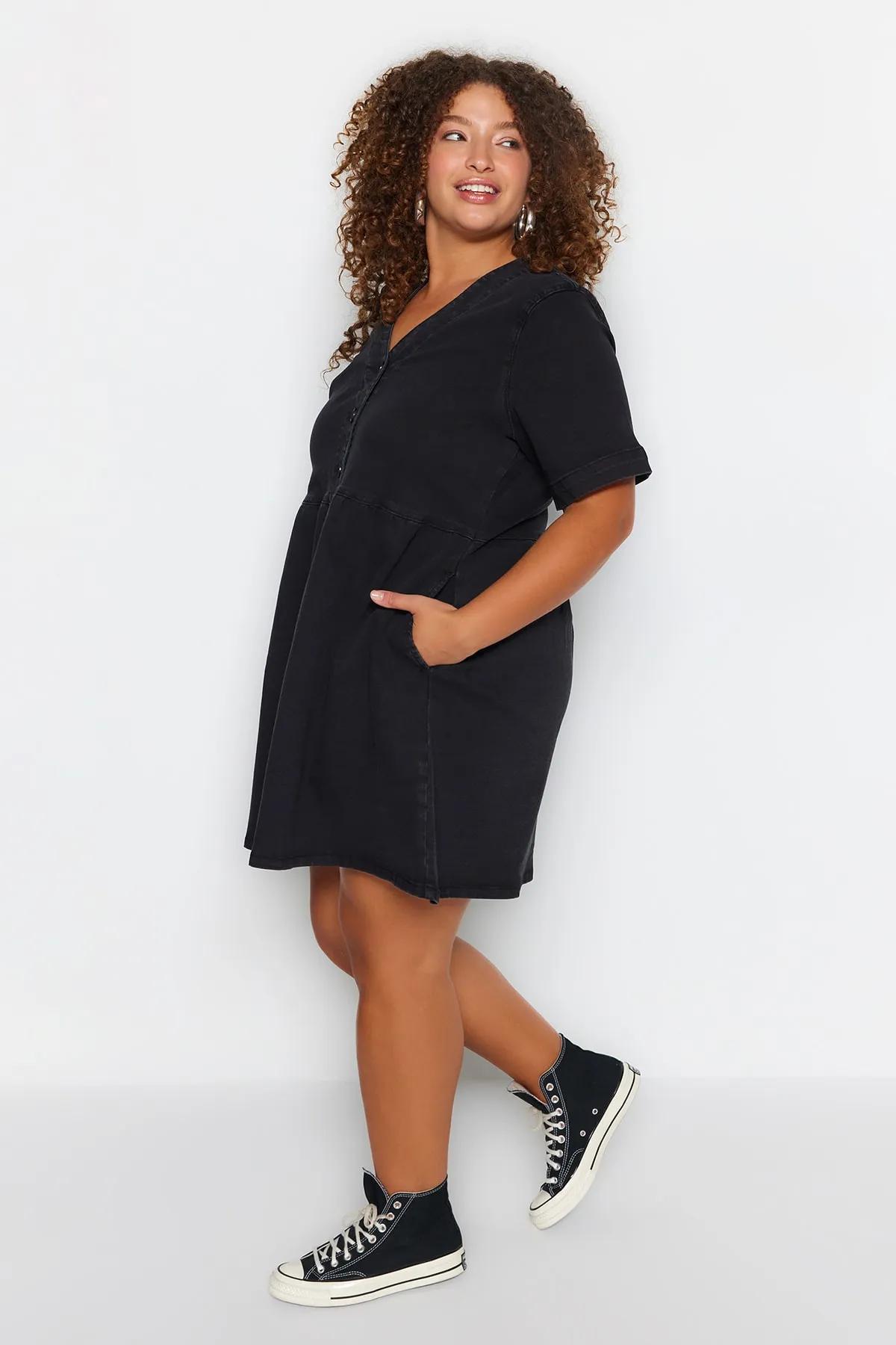 Trendyol Curve  Anthrazitfarbenes Jeanskleid mit Taillenöffnung/Skater-V-Ausschnitt TBBBSS23AH00078