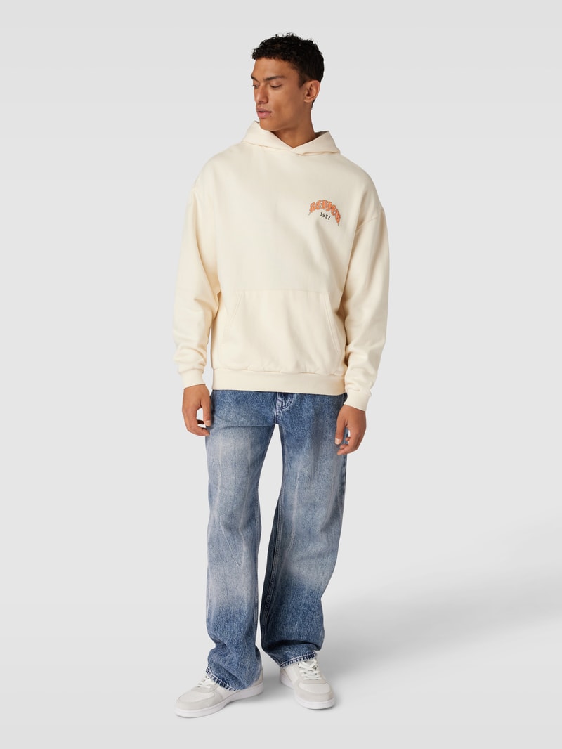 Hoodie mit Motiv-Print und Känguru-Tasche in ecru