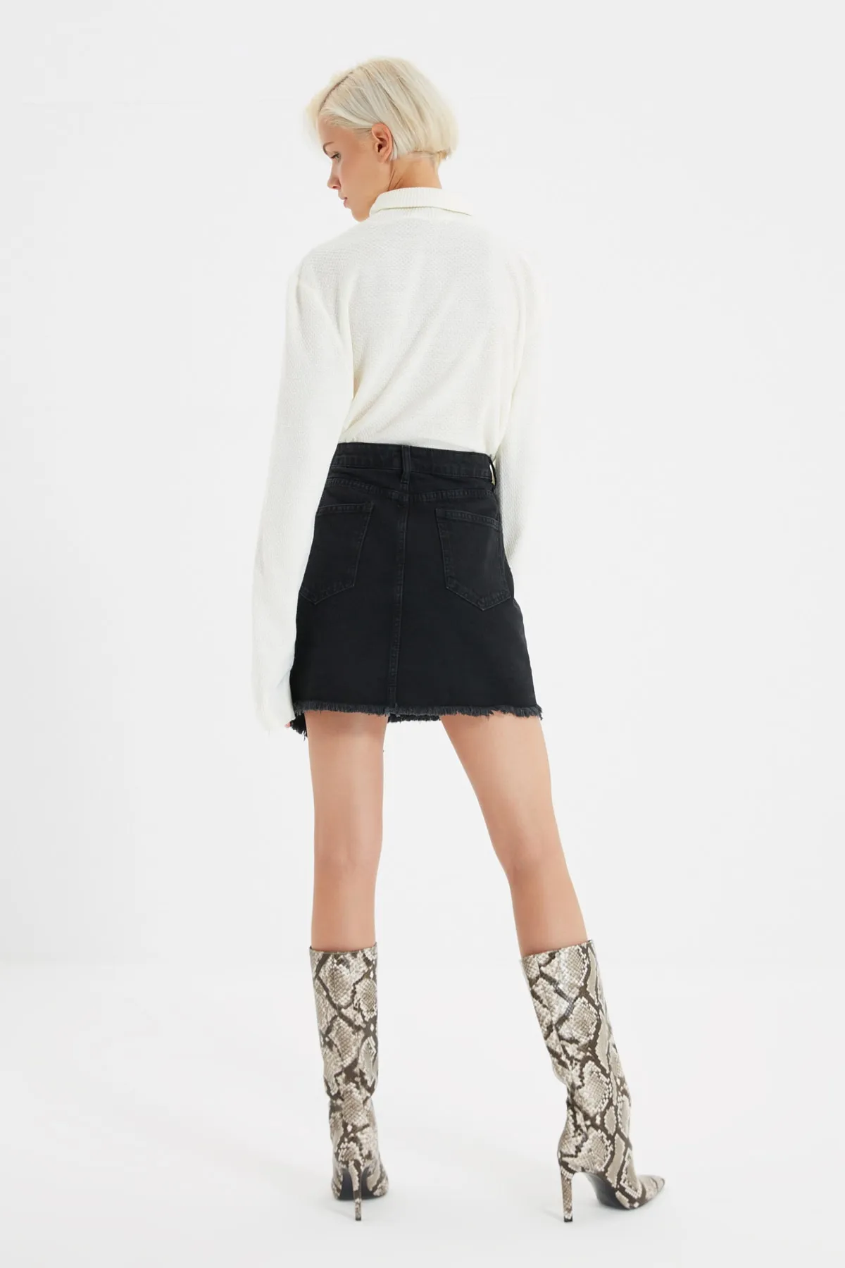 Trendyol Collection  Schwarzer asymmetrischer Jeansrock TWOAW20ET0071