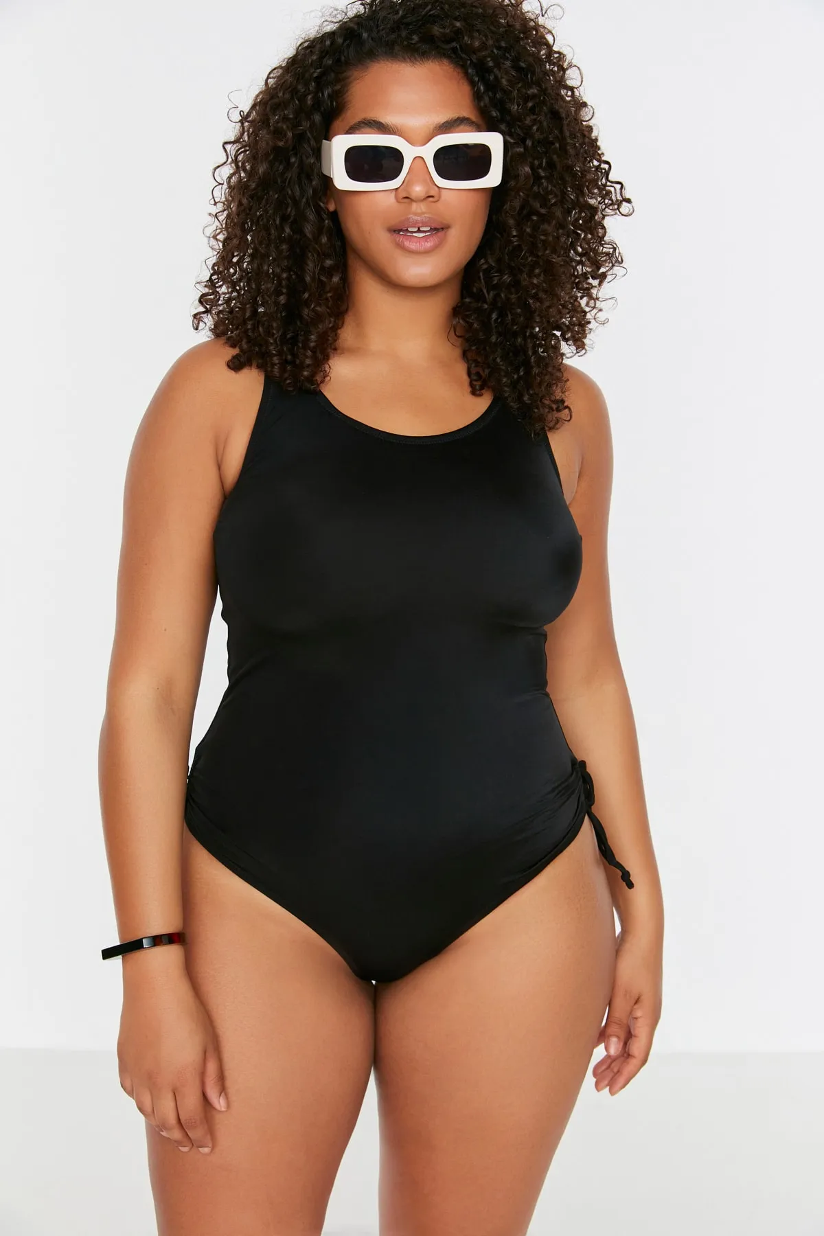 Trendyol Curve  Schwarzer, überwurfbedeckter, geraffter Badeanzug mit tiefem V-Ausschnitt und Trägern TBSSS22MA0306