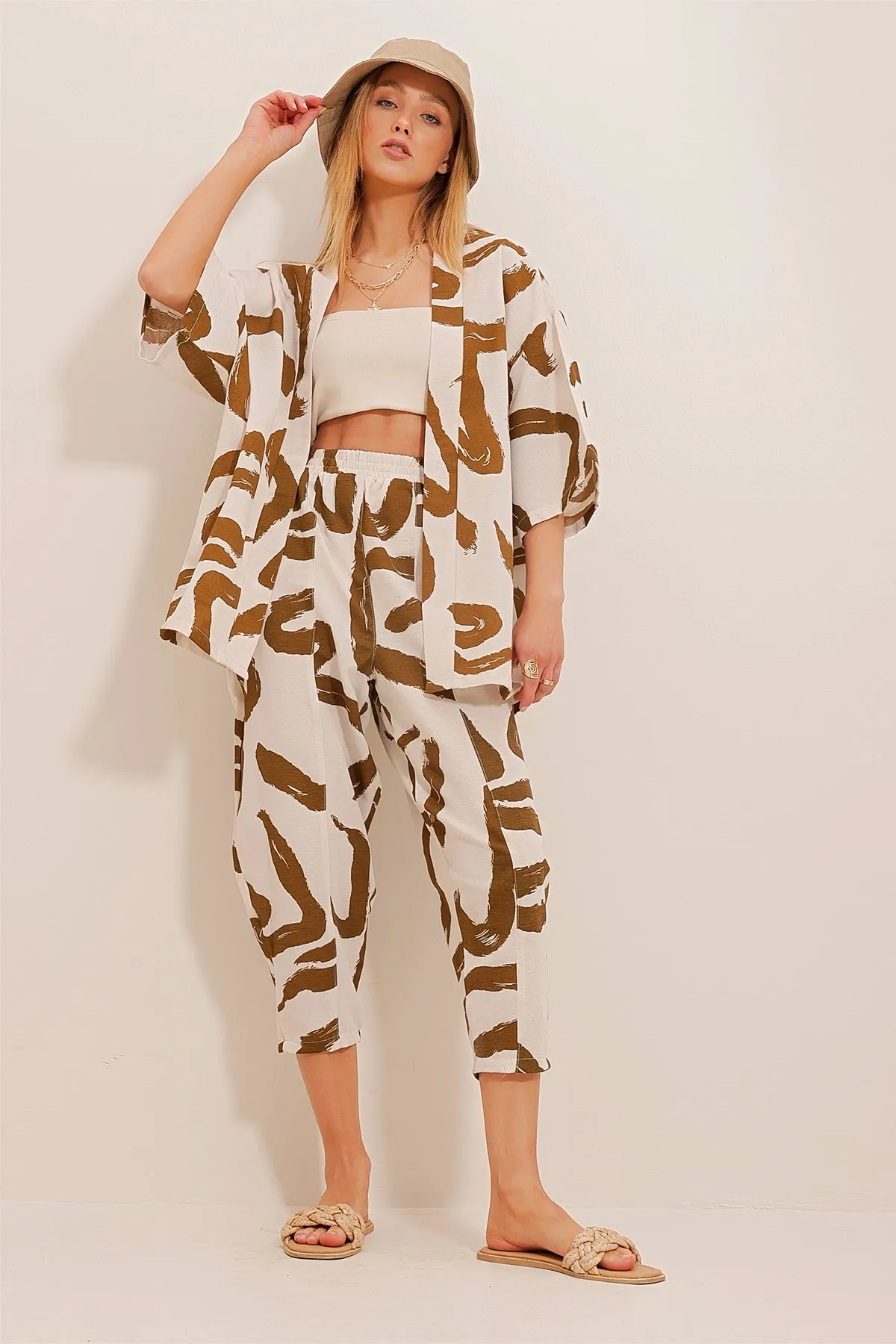 Trend Alaçatı Stili  Damen-Set aus gemusterter Baggy-Hose und Kimono in Tabakbraun ALC-X10581