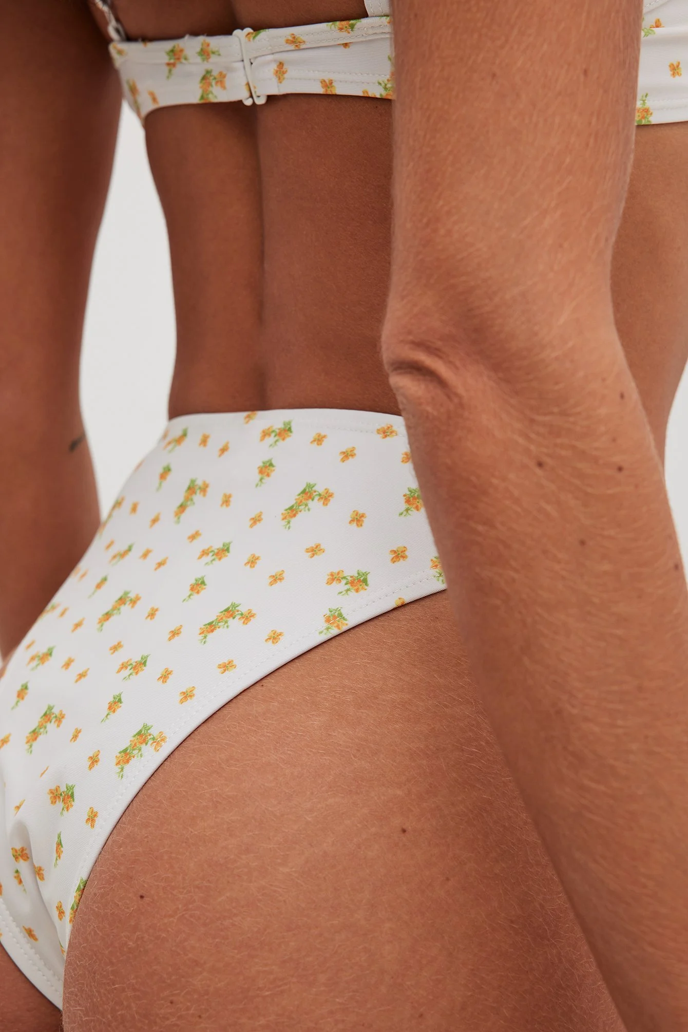 Hochgeschnittenes Bikinihöschen