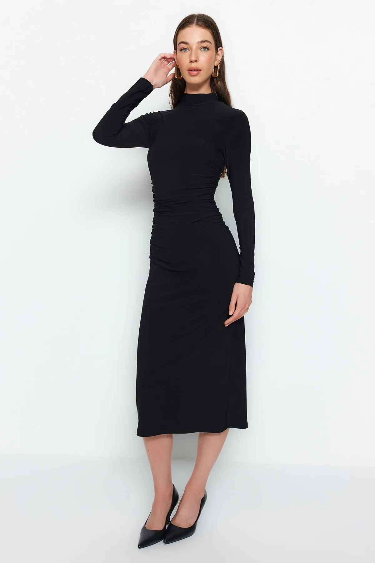 Trendyol Collection  Schwarzes, drapiertes, detailliertes, flexibles Midi-Strickkleid in A-Linie mit hohem Kragen TWOAW24EL00133