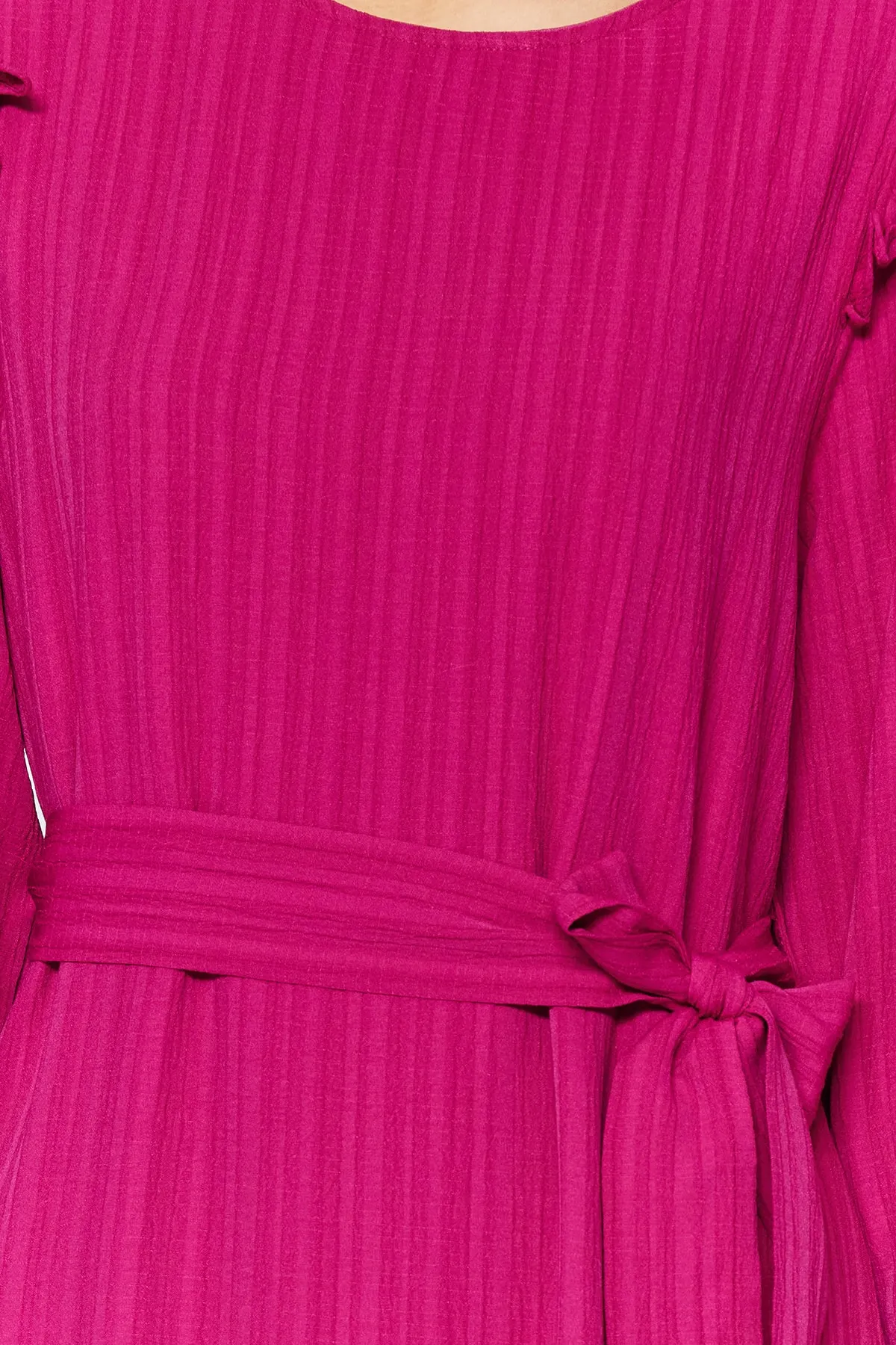Trendyol Modest  Fuchsiafarbenes Kleid aus Viskose-Mischgewebe mit Schultergurt, Rüschenrock und Volantfutter TCTSS23EB00290