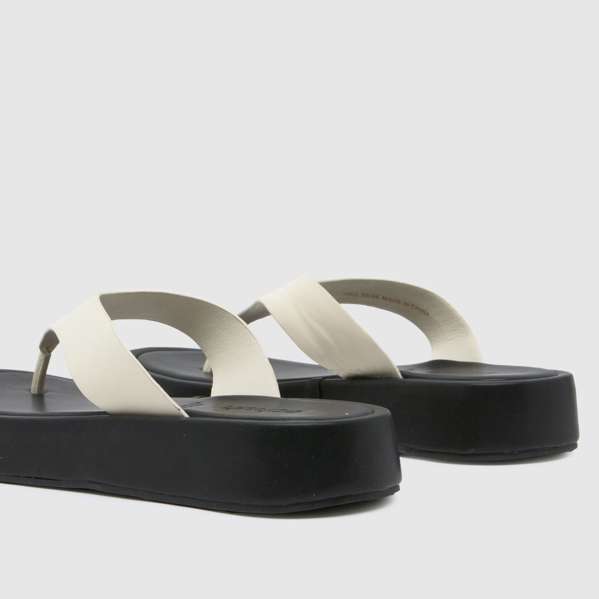 Schuh Tabitha lábujjas tanga szandál fehér színben