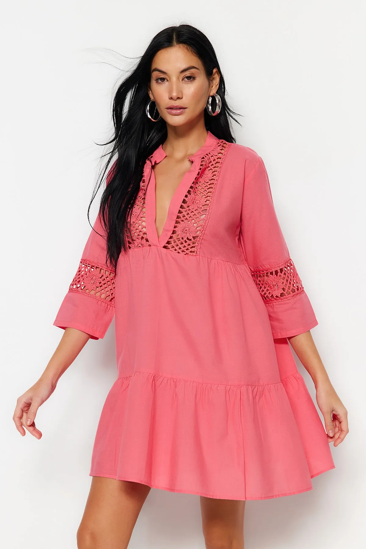 Trendyol Collection  Korallenrotes Mini-Strandkleid aus gewebter Spitze aus 100 % Baumwolle TBESS20EL0854