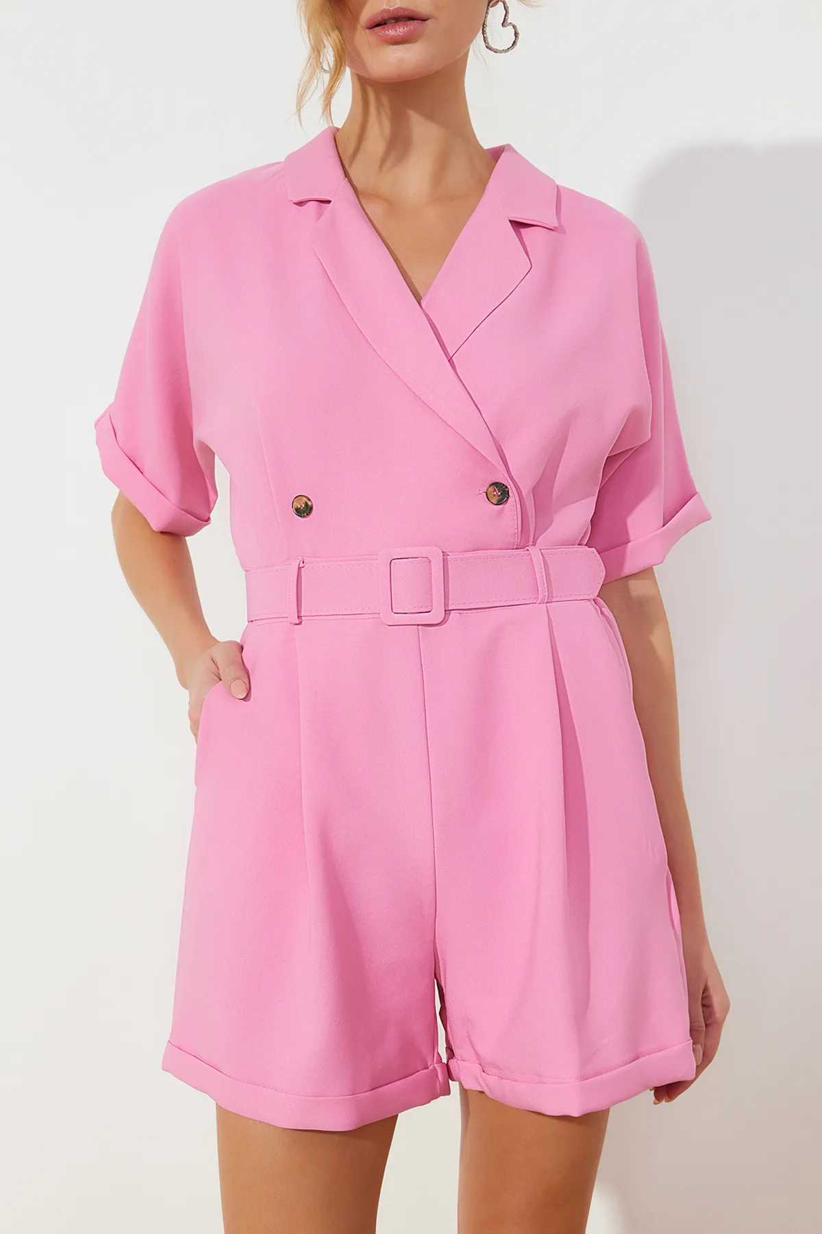 Trendyol Collection  Rosa gewebter Mini-Jumpsuit mit geripptem Kragen und Gürtel TWOSS19WX0112