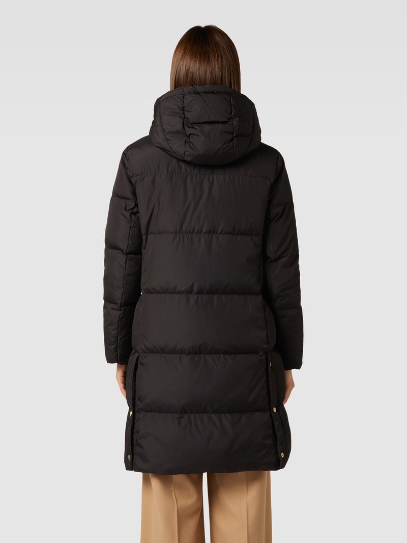 Daunenmantel mit Label-Patch in schwarz