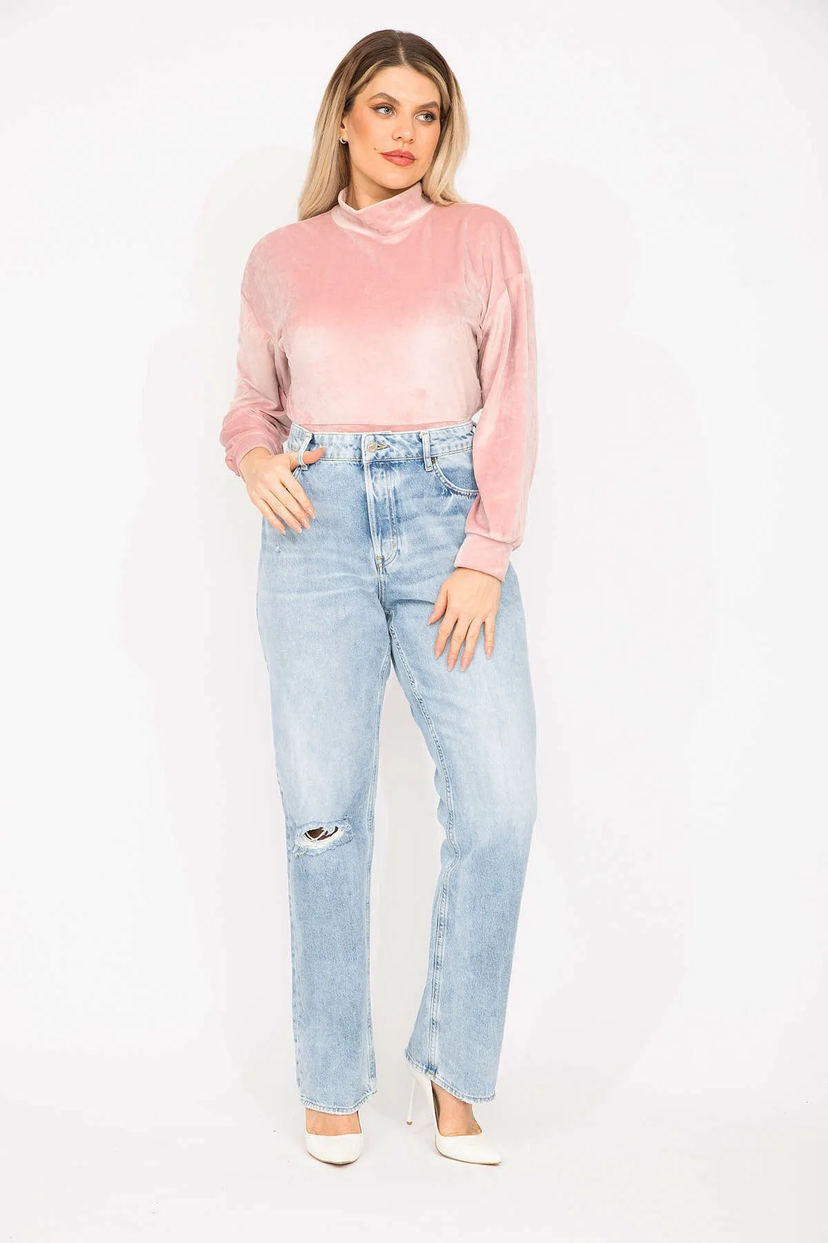 Şans  Große Damen-Jeans in blauer Waschung mit zerrissenen Details und hohem Bund 65n35284