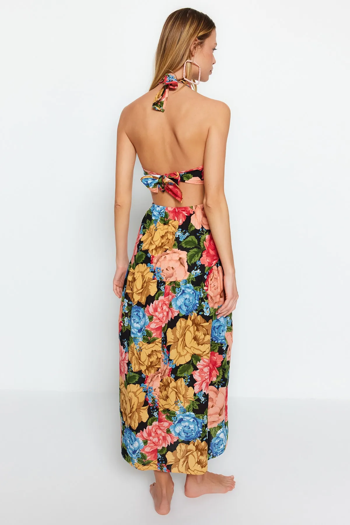 Trendyol Collection  Geblümtes Maxi-Strandkleid zum Binden aus 100 % Baumwolle TBESS23EL00214