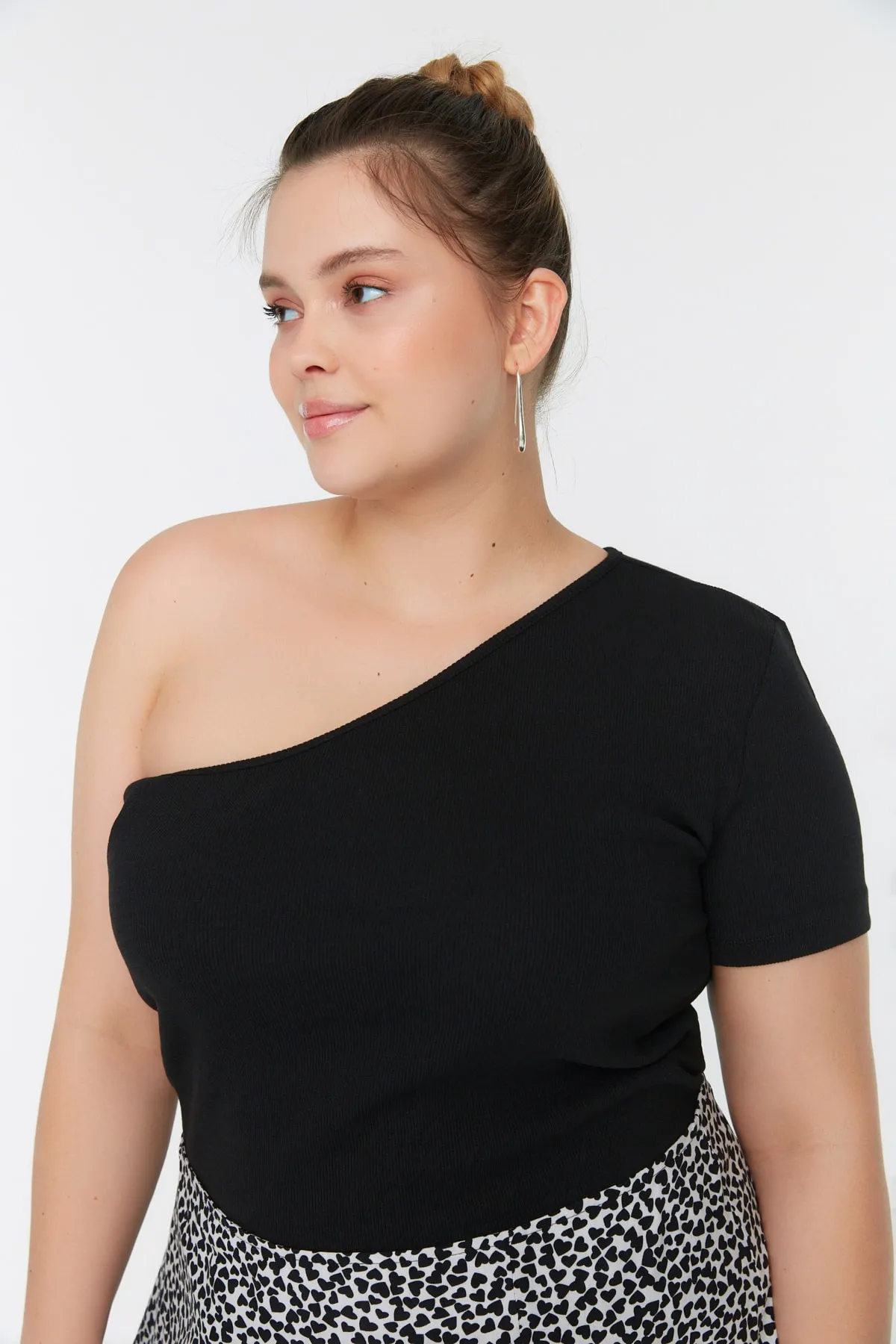Trendyol Curve  Schwarze One-Shoulder-Strickbluse TBBSS22AF0046