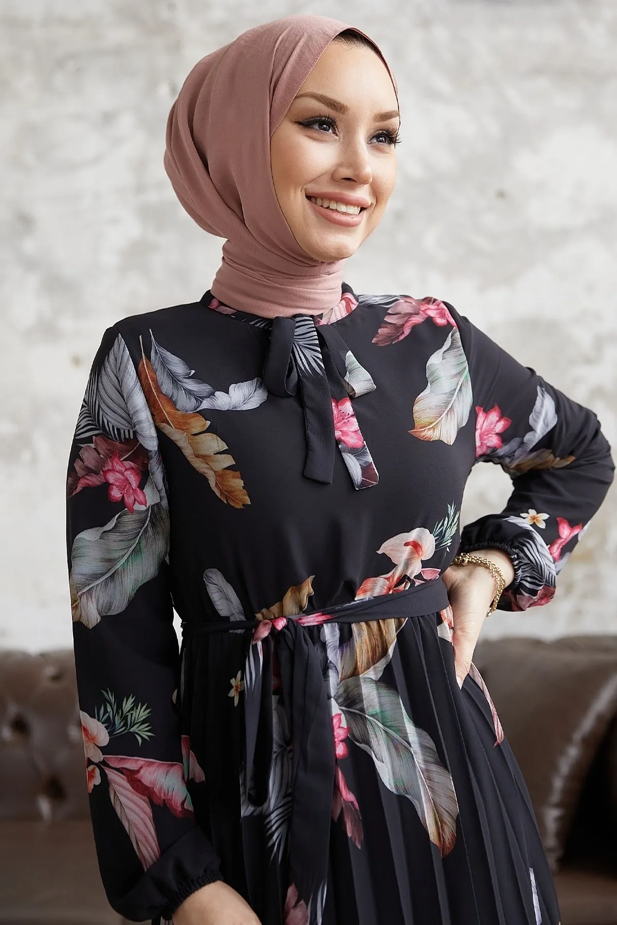 InStyle  Ares Chiffonkleid mit Federmuster – Schwarz