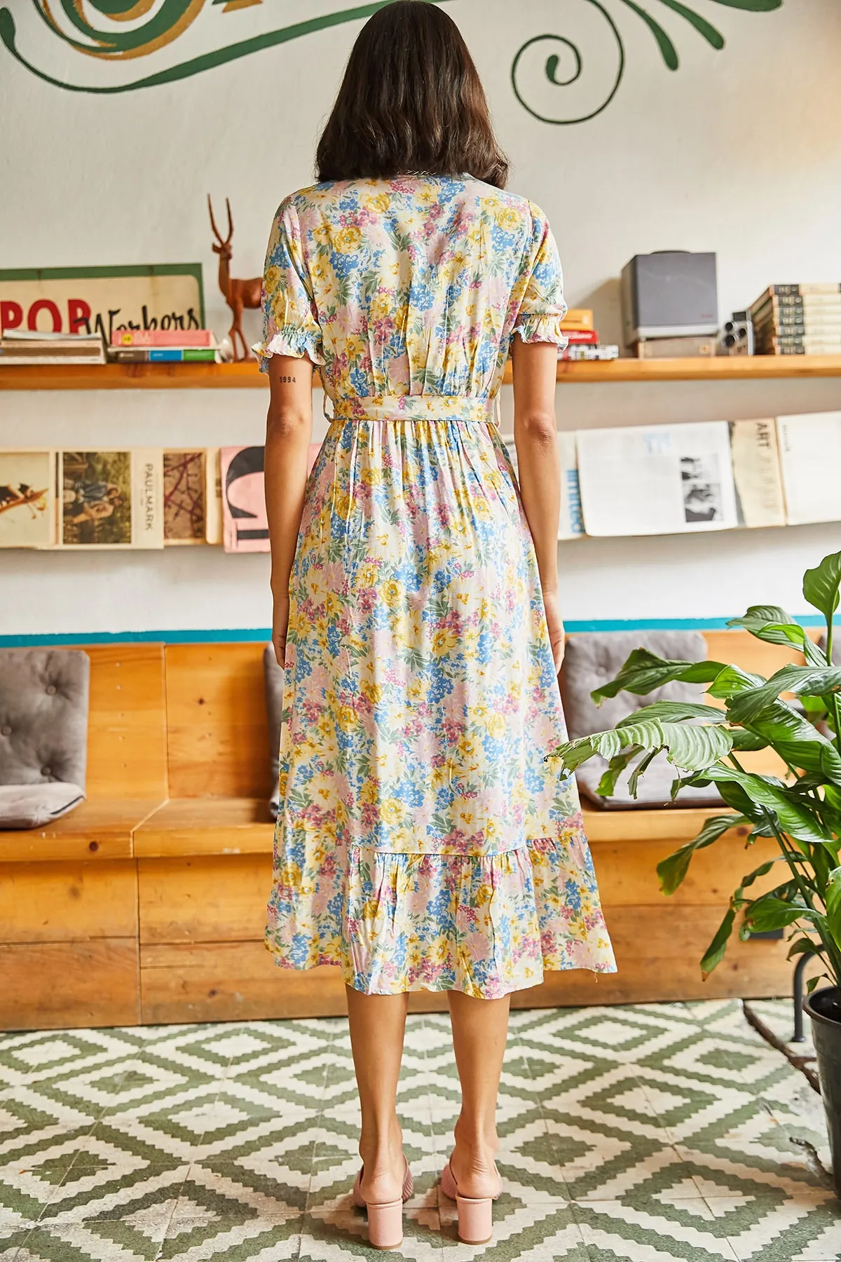 Olalook  Gelbes Damenkleid aus gewebter Viskose mit Knöpfen und Gürtelärmeln ELB-19001524
