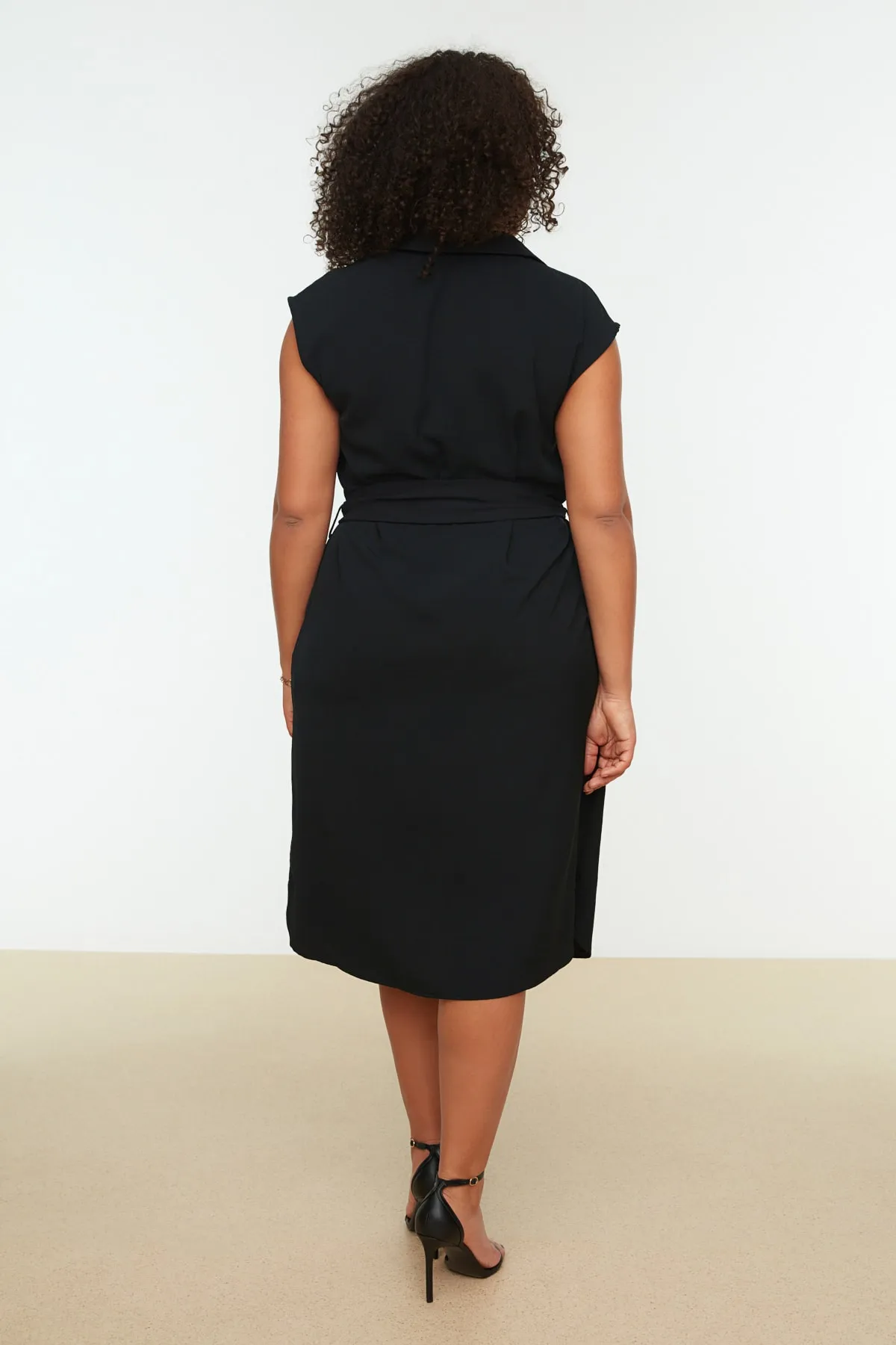 Trendyol Curve  Schwarzes gewebtes Hemdblusenkleid mit Gürtel, Taschendetail TBBSS22AH0250