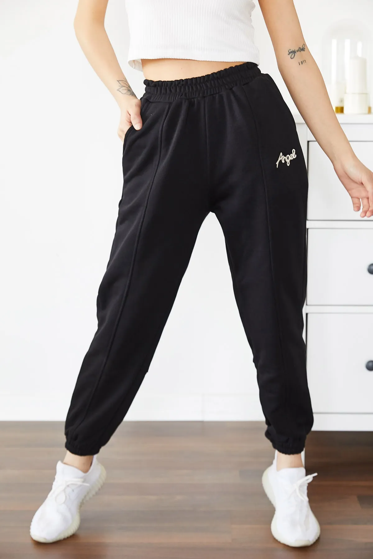 XHAN  Schwarze Jogginghose mit Engel-Stickerei 0yxk8-43765-02
