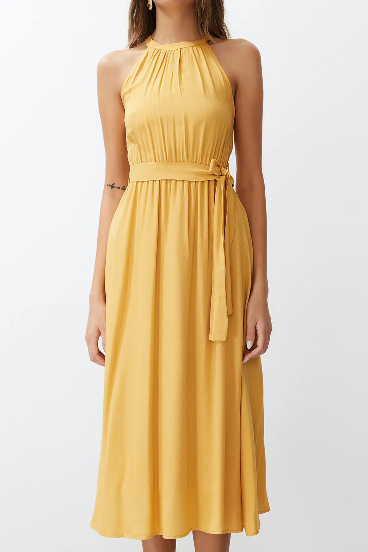 Trendyol Collection  Gelbes A-Linien-Midikleid aus viskosem Webstoff mit Neckholder und Gürtel TWOSS19EL0155