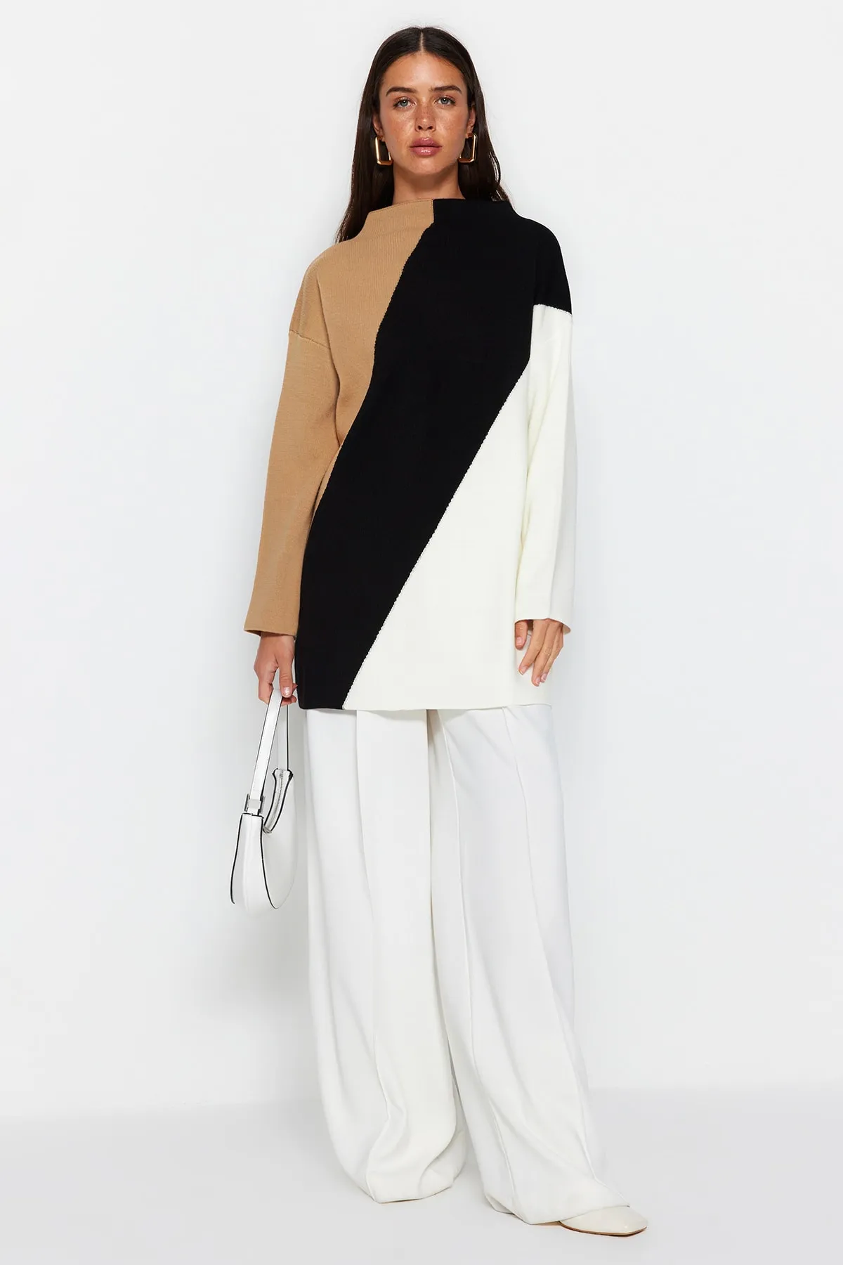 Trendyol Modest  Beigefarbener Farbblock-Strickpullover mit hohem Kragen TCTAW24AK00006