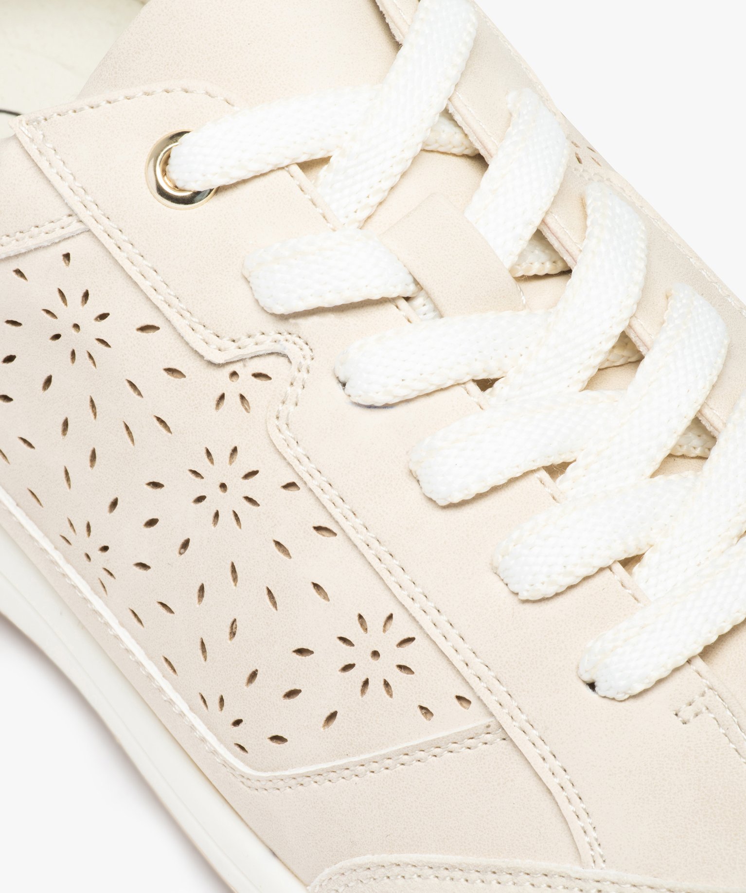 Baskets femme unies avec perforations en forme de fleurs beige | GEMO