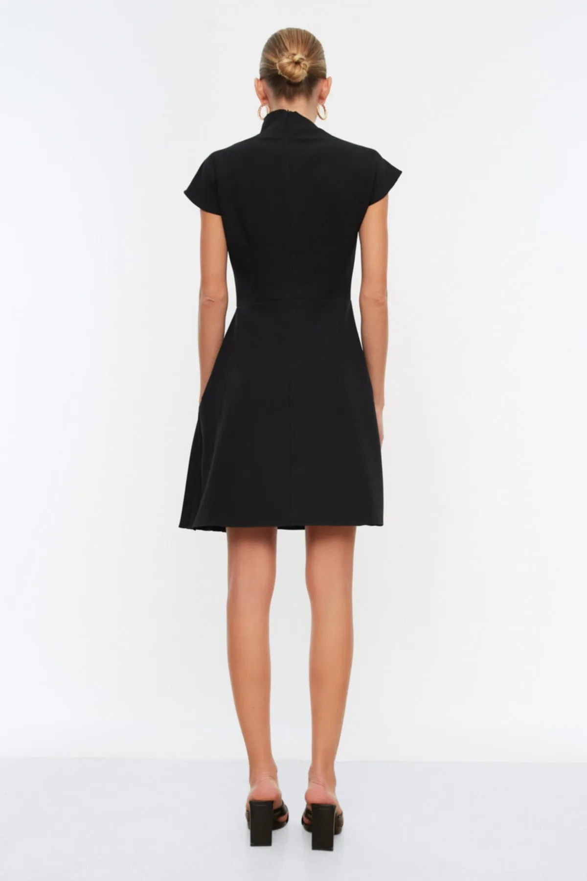 Trendyol Collection  Schwarzes Mini-Webkleid mit hohem Kragen und A-Schnitt TWOSS21EL0321