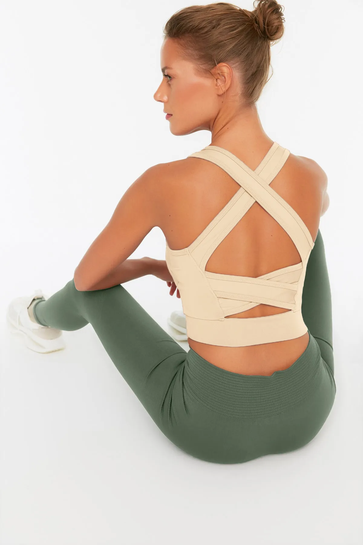 Trendyol Collection  Cremefarbener gestrickter Sport-BH mit stützendem/formendem Rücken und quadratischem Kragen TWOSS22SS0040