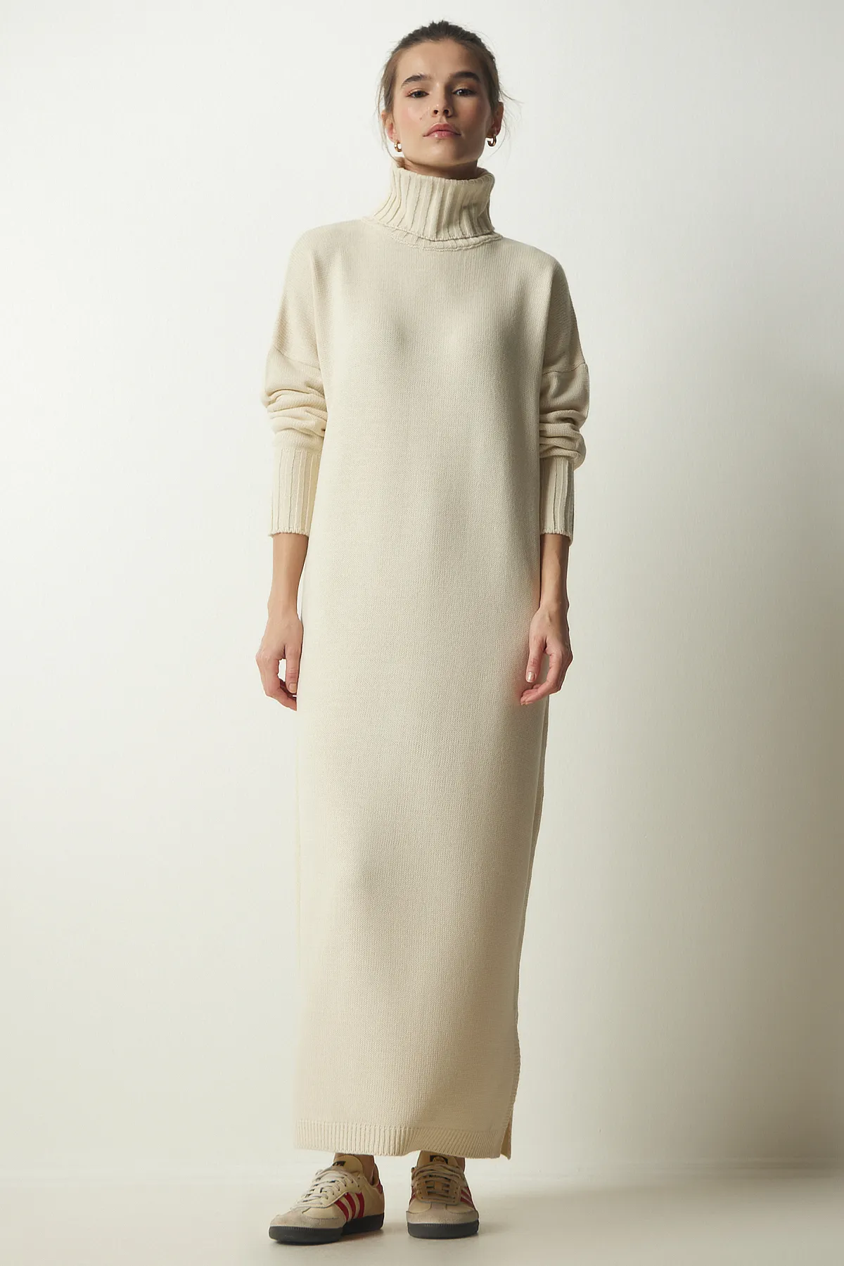 Happiness İstanbul  Cremefarbenes Damen-Strickkleid mit Rollkragen und Schlitz, PF00042
