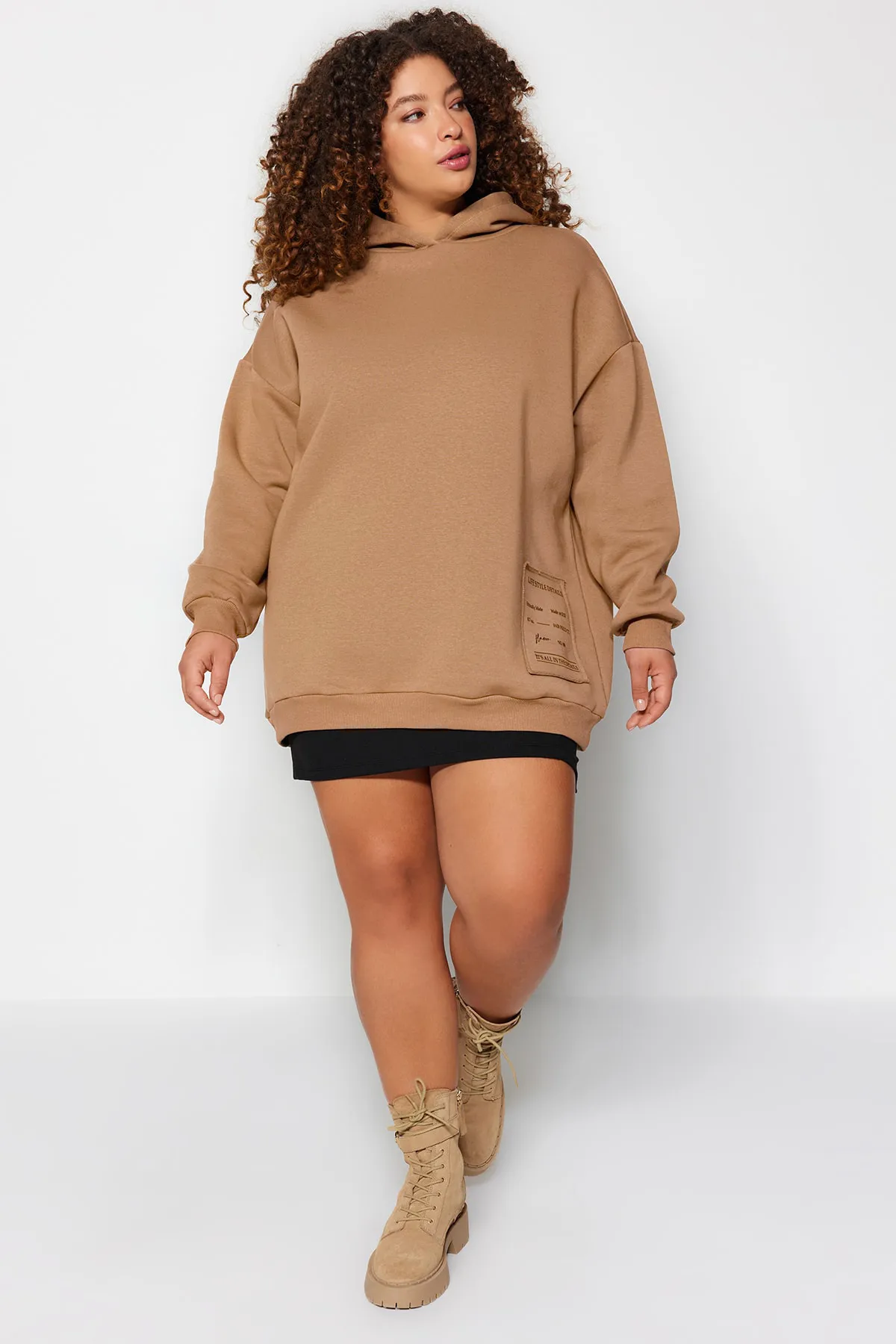 Trendyol Curve  Übergroßes Strick-Sweatshirt mit Stickereidetail in Nerz TBBAW24AO00018