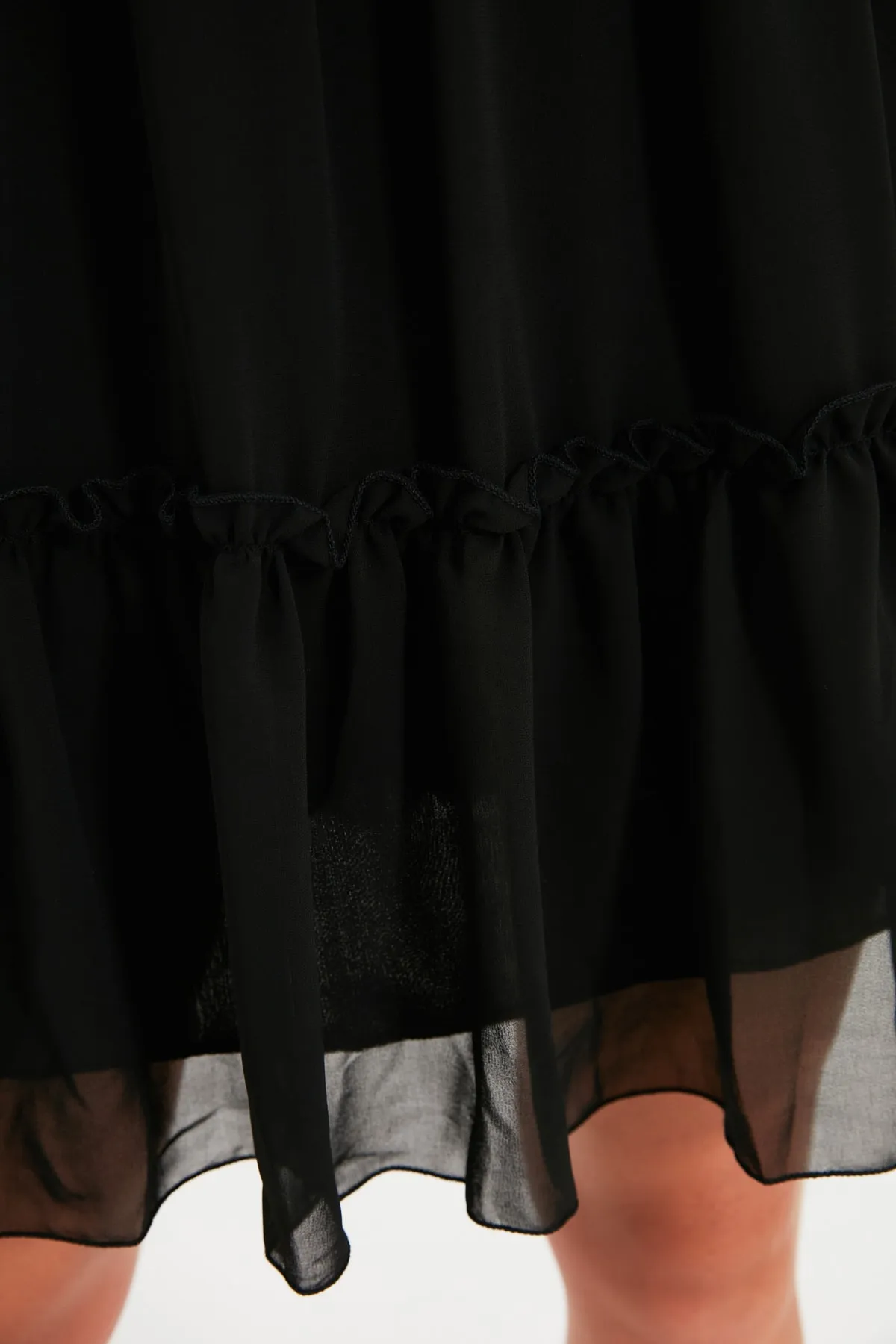 Trendyol Collection  Schwarzes, mit Taillenöffnung versehenes, gerafftes, gefüttertes Mini-Webkleid mit Stehkragen TWOAW20EL0345