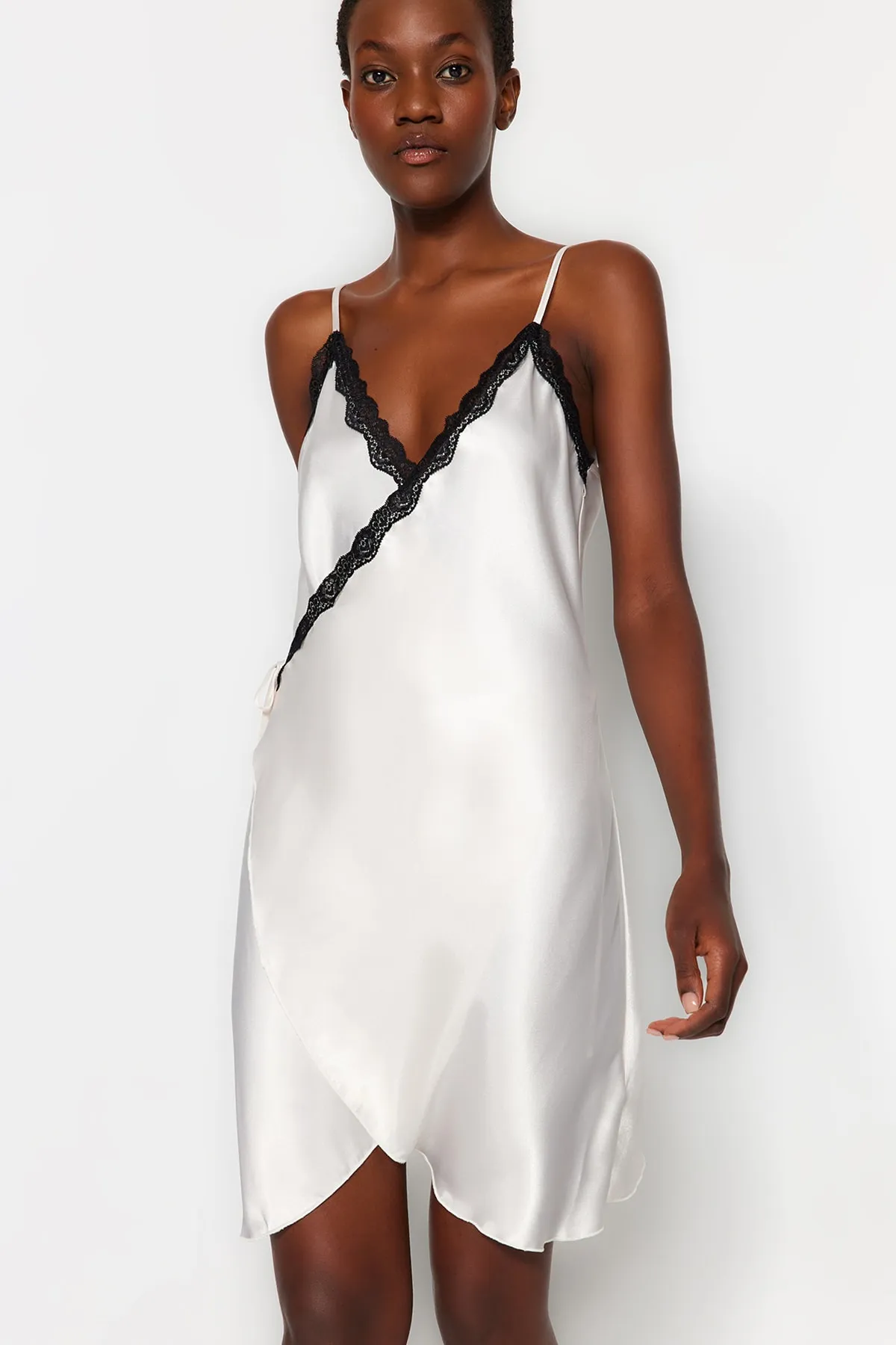 Trendyol Collection  Ecrufarbenes, zweireihiges Nachthemd aus gewebtem Satin mit Spitzendetail und Trägern THMAW24GC00005
