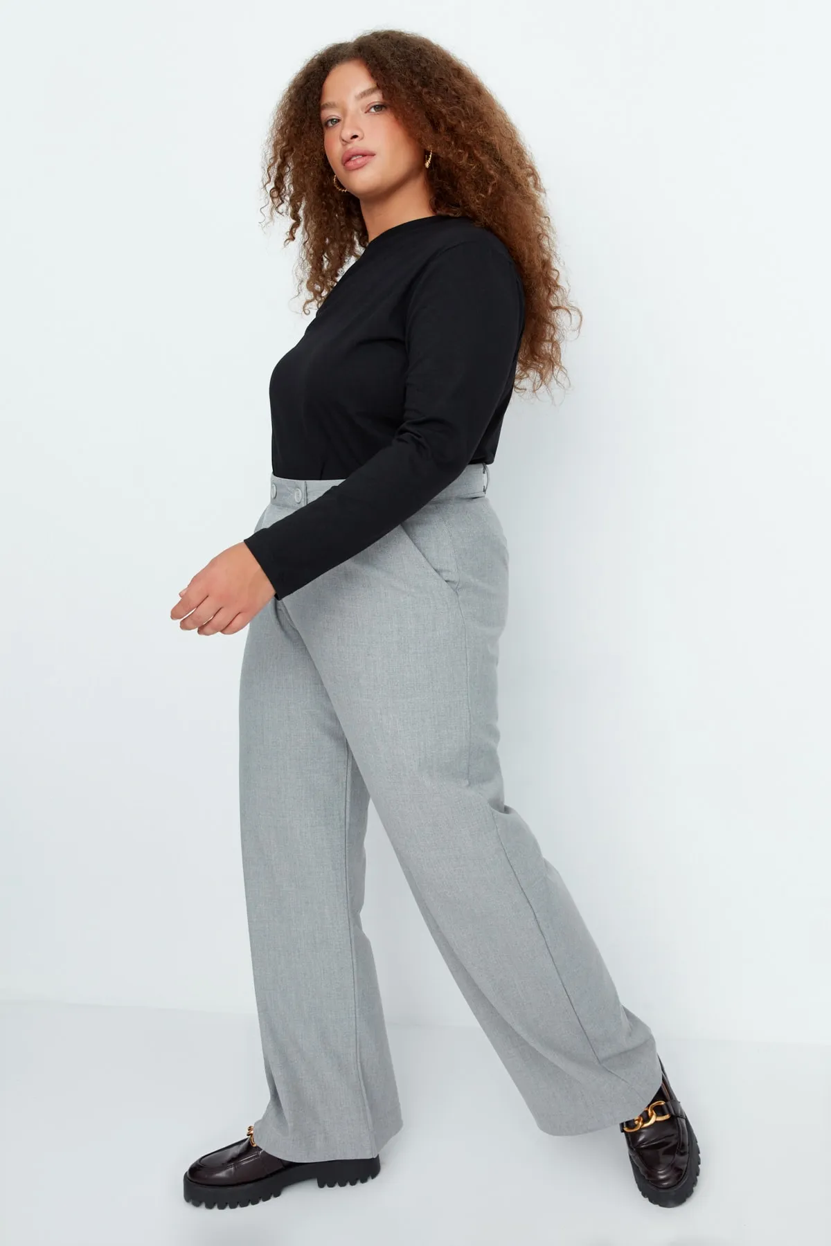 Trendyol Curve  Graue asymmetrische Hose aus gemustertem Webstoff mit zwei Knöpfen TBBAW23AR00038