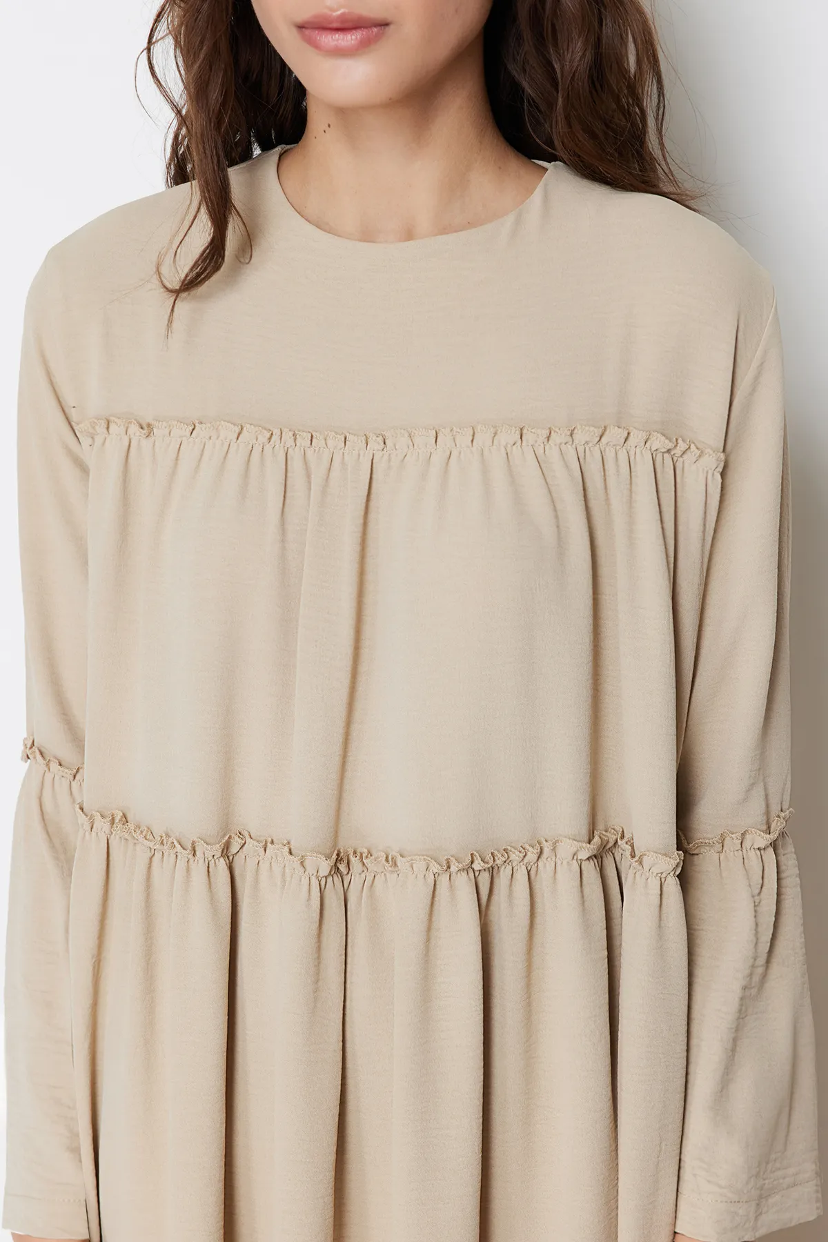 Trendyol Modest  Beigefarbenes Webkleid mit Paspelierung und detailliertem Muster TCTSS24EB00089