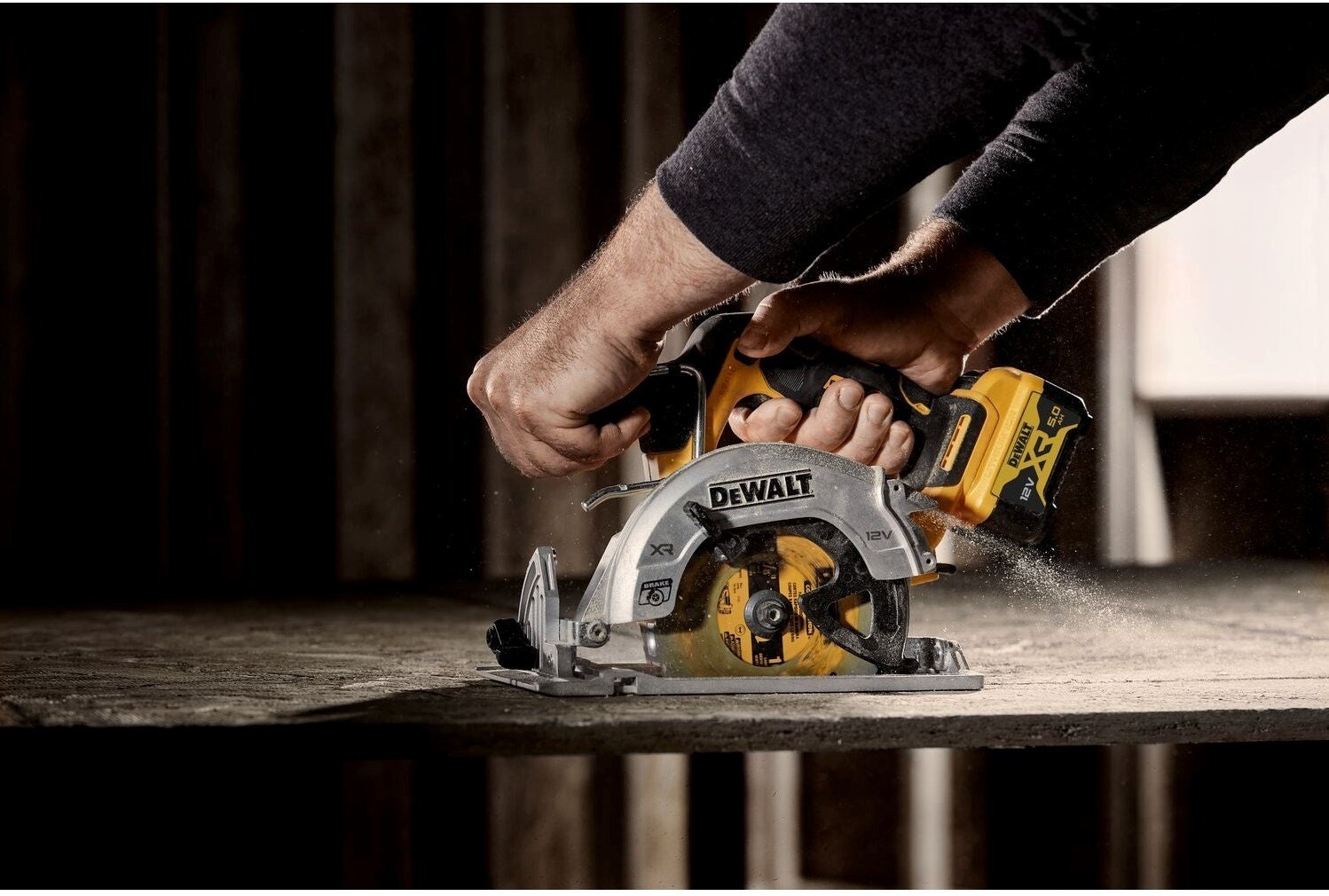 Sega circolare a batteria DeWalt DCS512N-XJ da 140 mm, 12 V, XR, senza spazzole (batterie e caricabatterie esclusi, nella confezione).