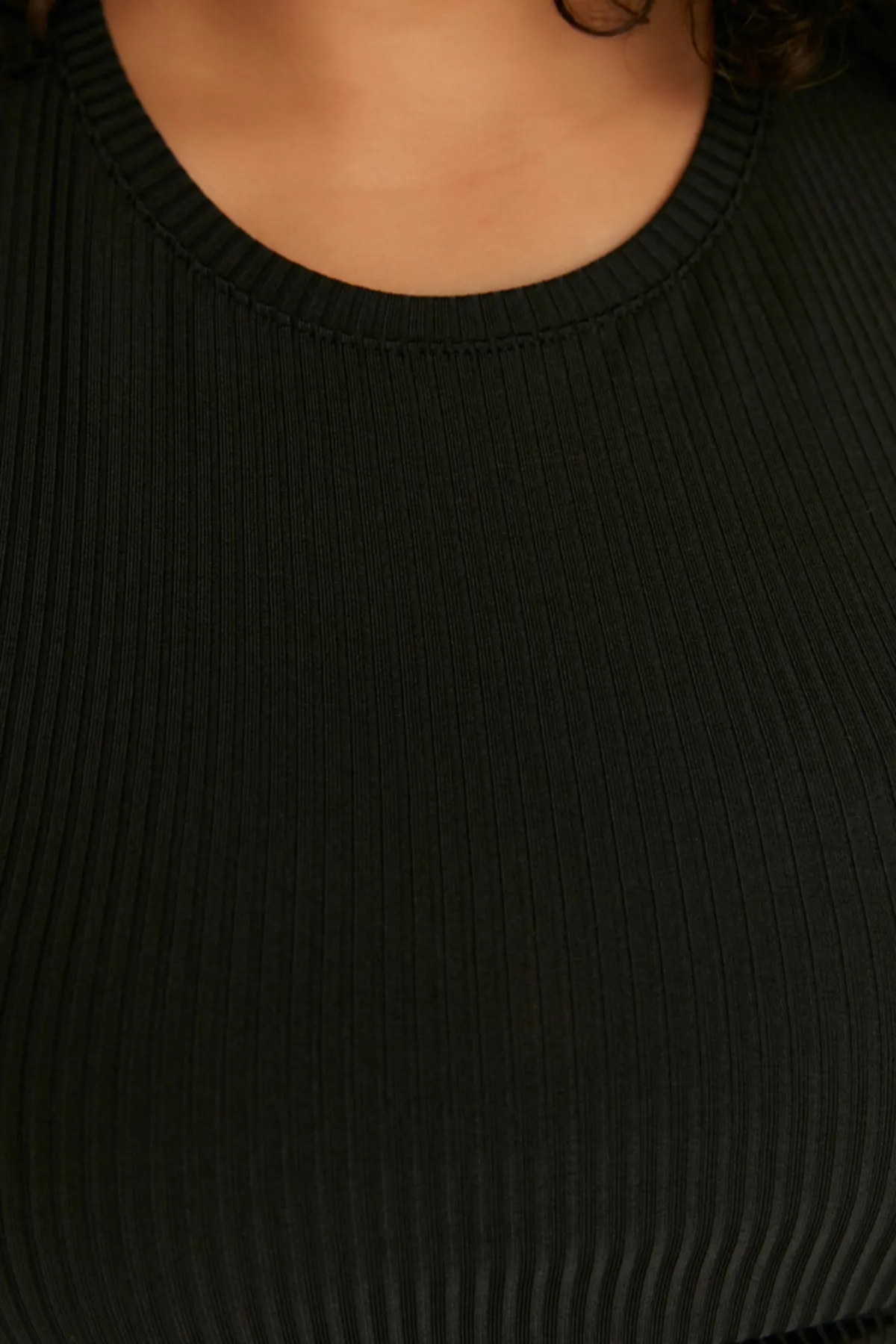 Trendyol Curve  Schwarzes, kurz geschnittenes Strick-T-Shirt mit Rundhalsausschnitt TBSSS22TS2107