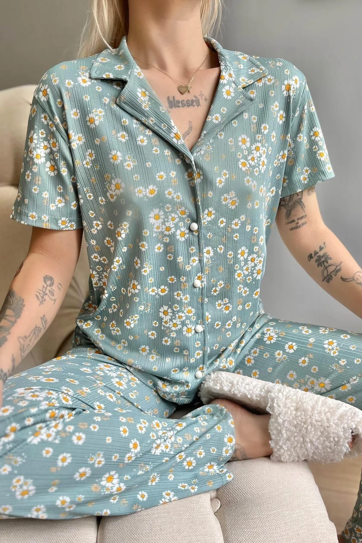Pijamaevi  Kurzärmliger Damen-Pyjama mit Mini-Gänseblümchenmuster, gestrickt, vorne geknöpft