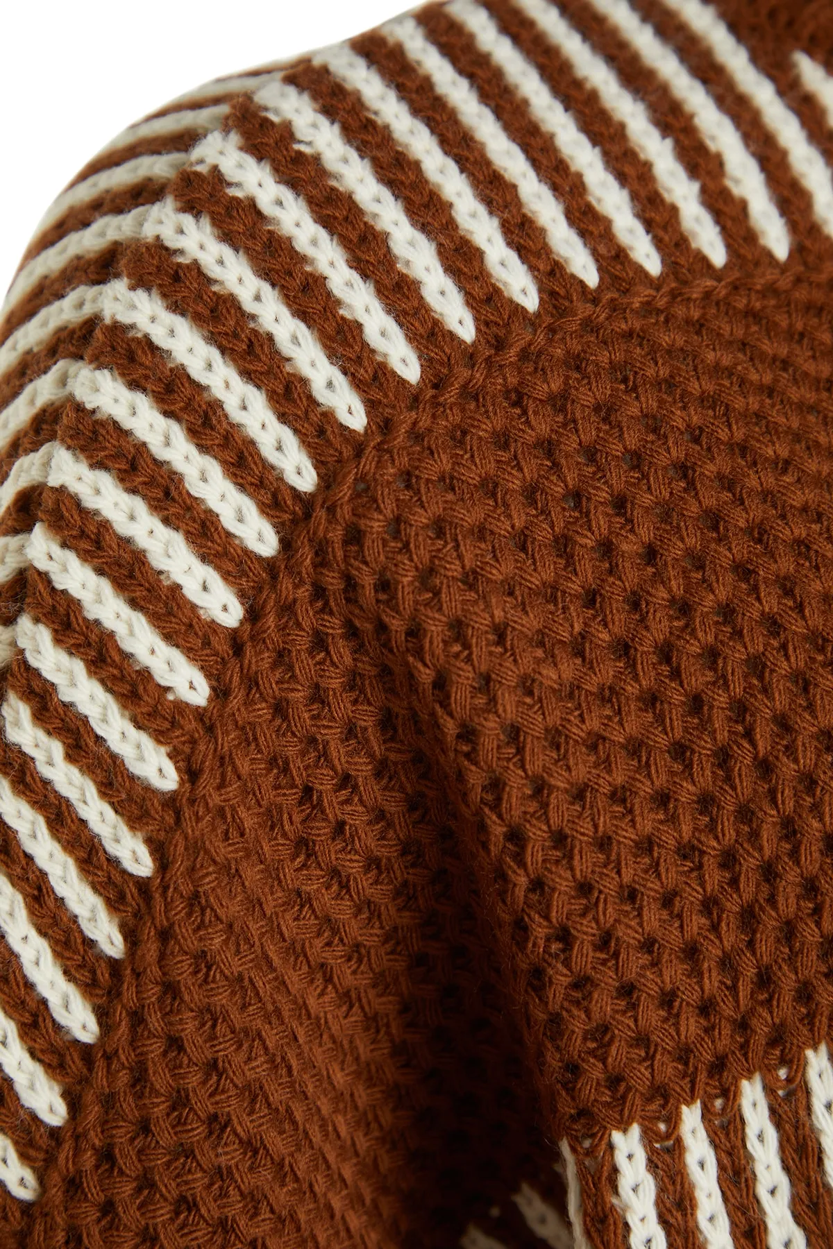 Trendyol Collection  Brauner Strickpullover mit Farbblockdesign TWOAW23KZ00012